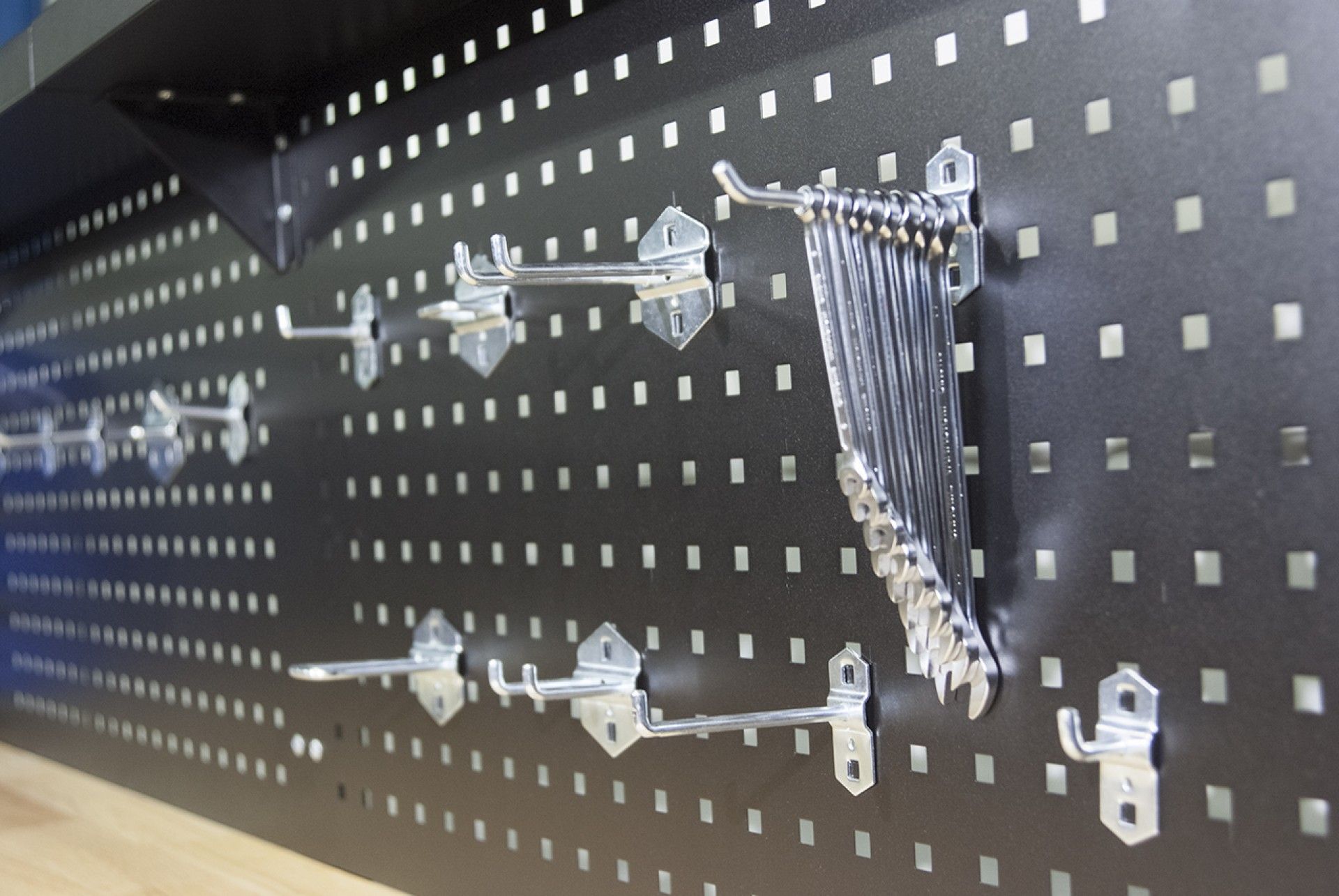 GURULÓ PROFESSZIONÁLIS SZERSZÁMOS SZEKRÉNY PANELLEL KEMÉNYFA MUNKALAPPAL 213 CM 10 FIÓKKAL KROFTOOLS PROFESSIONAL PORTUGAL