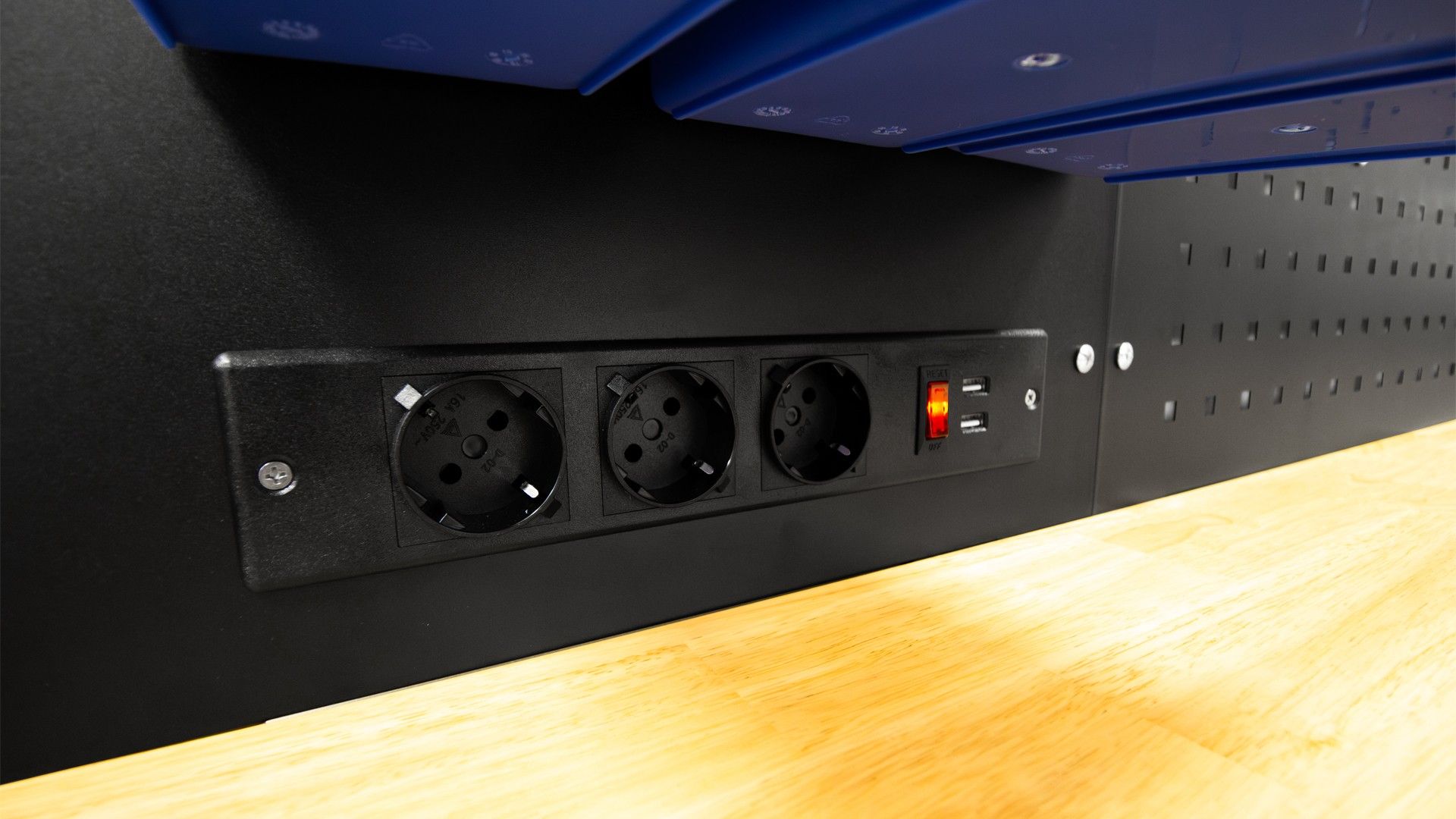 PROFESSZIONÁLIS FÉM MUNKAPAD, 10 FIÓKKAL, TÖMÖRFA MUNKALAPPAL, LED VILÁGÍTÁSÚ PANELLEL, 230V-OS ALJZATOKKAL, USB PORTTAL, 213 CM HOSSZÚSÁG