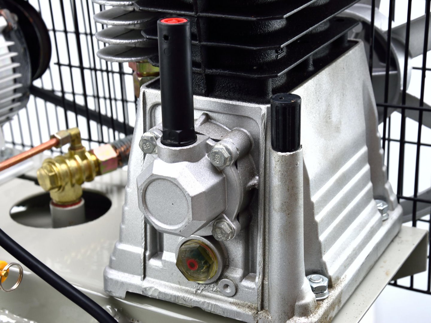 FÜGGŐLEGES KOMPRESSZOR 100L 390L/PERC 220V GEKO