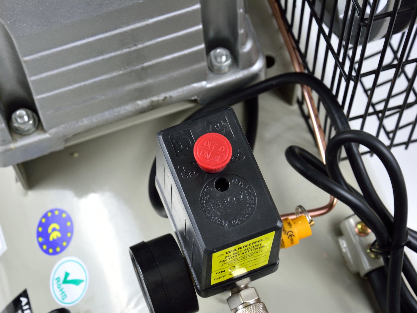 LÉGKOMPRESSZOR 100L 420L/PERC 220V GEKO