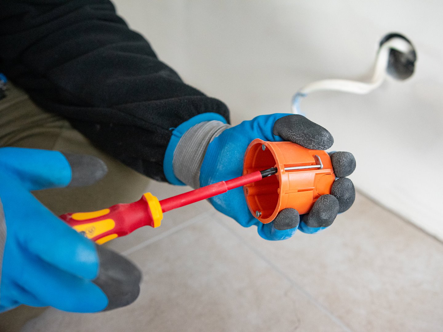 SZIGETELT CSAVARHÚZÓ KÉSZLET VILLANYSZERELŐKNEK 1000V-IG ÉS DIGITÁLIS FESZÜLTSÉGMÉRŐ 7 DB GEKO