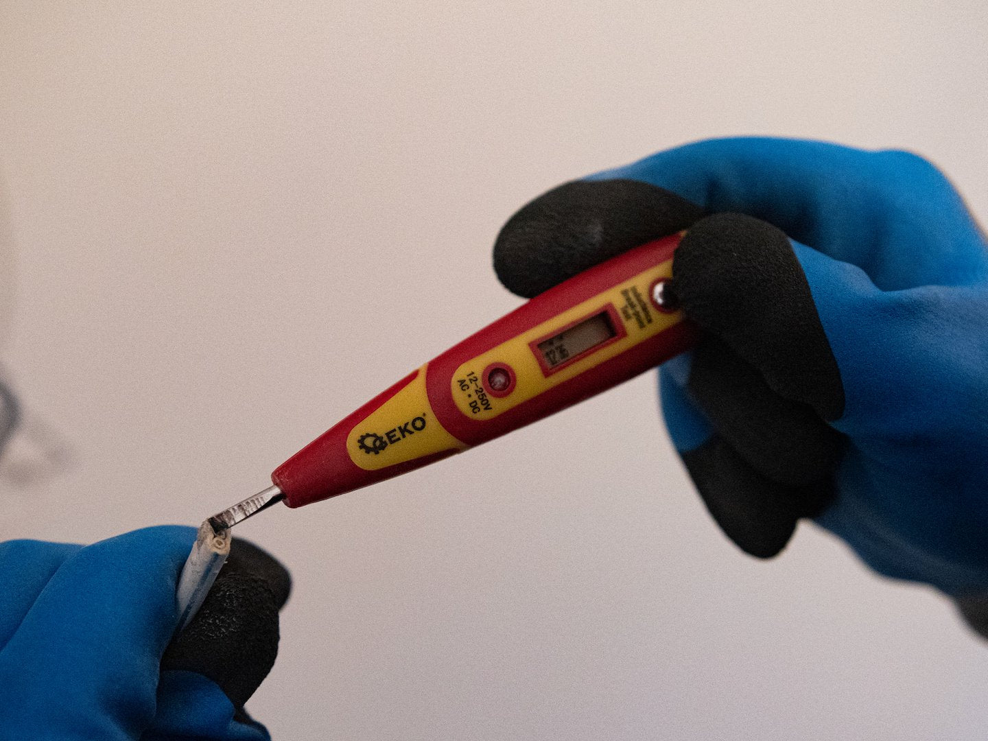 SZIGETELT CSAVARHÚZÓ KÉSZLET VILLANYSZERELŐKNEK 1000V-IG ÉS DIGITÁLIS FESZÜLTSÉGMÉRŐ 7 DB GEKO