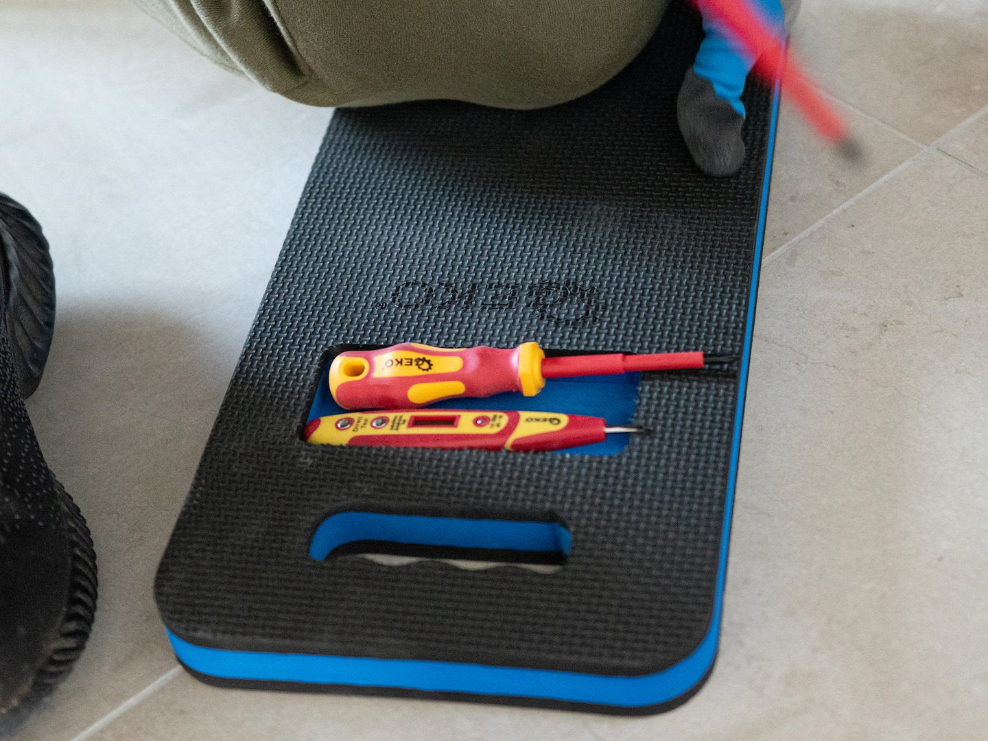 SZIGETELT CSAVARHÚZÓ KÉSZLET VILLANYSZERELŐKNEK 1000V-IG ÉS DIGITÁLIS FESZÜLTSÉGMÉRŐ 7 DB GEKO