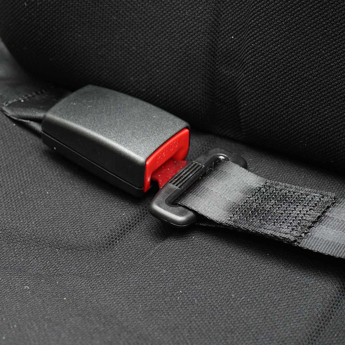 Fekete traktorülés, állítható, kartámasszal, fejtámlával, biztonsági övvel és mechanikus felfüggesztéssel, ülés szélessége 455 mm