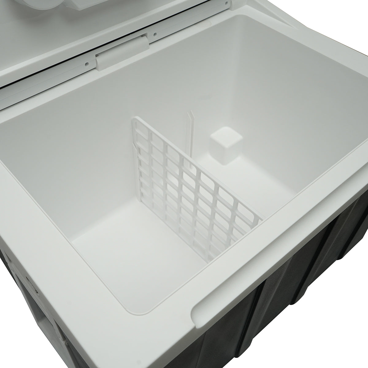 Termoelektromos hűtő 50L kapacitás 12V-os tápfeszültség 48W 220V adapterrel Breckner Germany