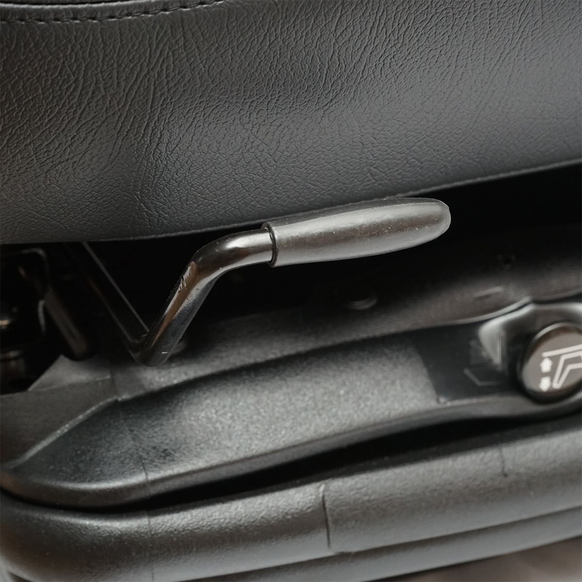 Univerzális állítható traktorülés biztonsági övvel, kartámasszal és mechanikus felfüggesztéssel, mérete: 800x610 mm