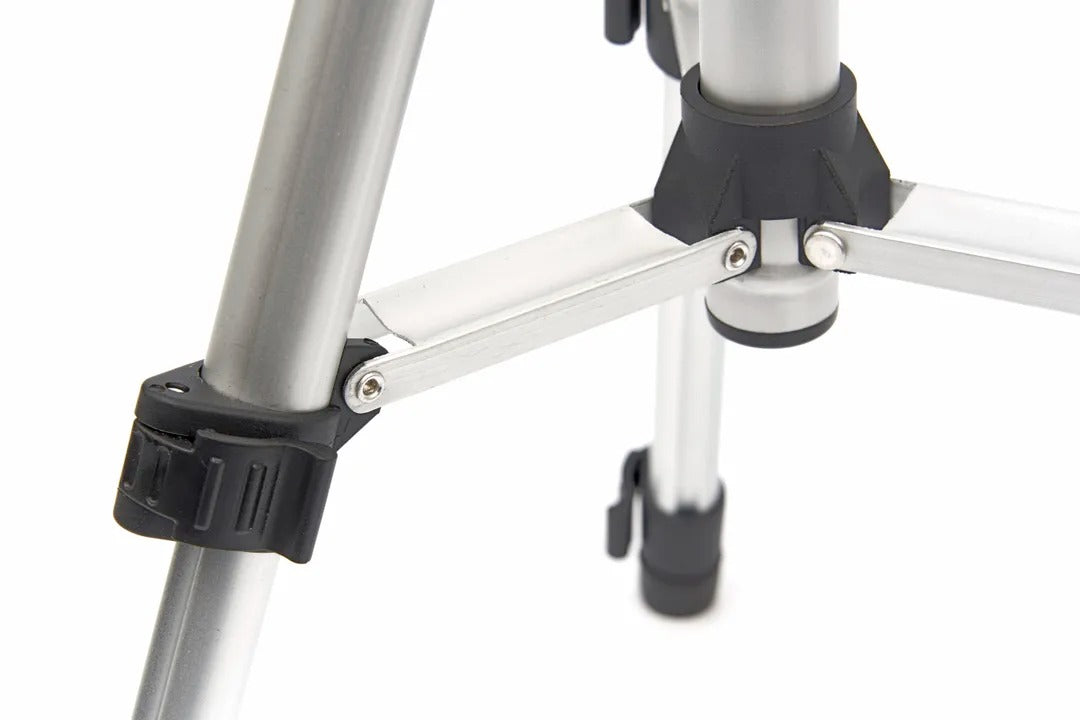 KERESZVONALAS LÉZERES VÍZMÉRTÉK ÁLLVÁNNYAL ±3 MM/10 M PRECIZITÁS 30 M SUGÁR IP54 IDEÁLIS A PONTOS BEÁLLÍTÁSHOZ HBM