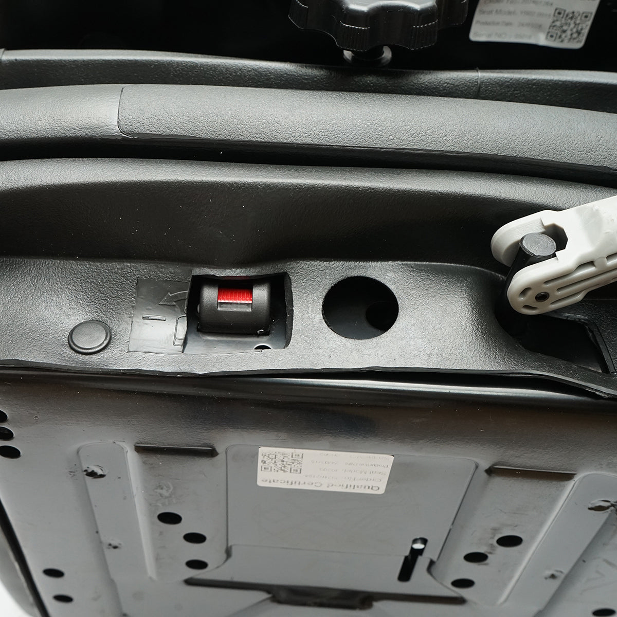 Univerzális állítható traktorülés biztonsági övvel, kartámasszal és mechanikus felfüggesztéssel, mérete: 830x610 mm