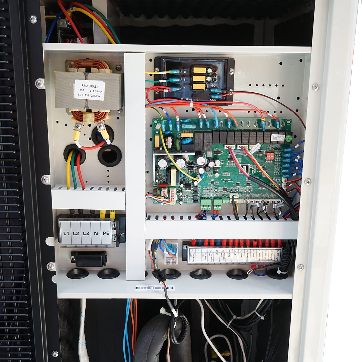 Monoblokkos levegő-víz hőszivattyú, 28 kW, 380V, telepítési készlettel, SPRSUN