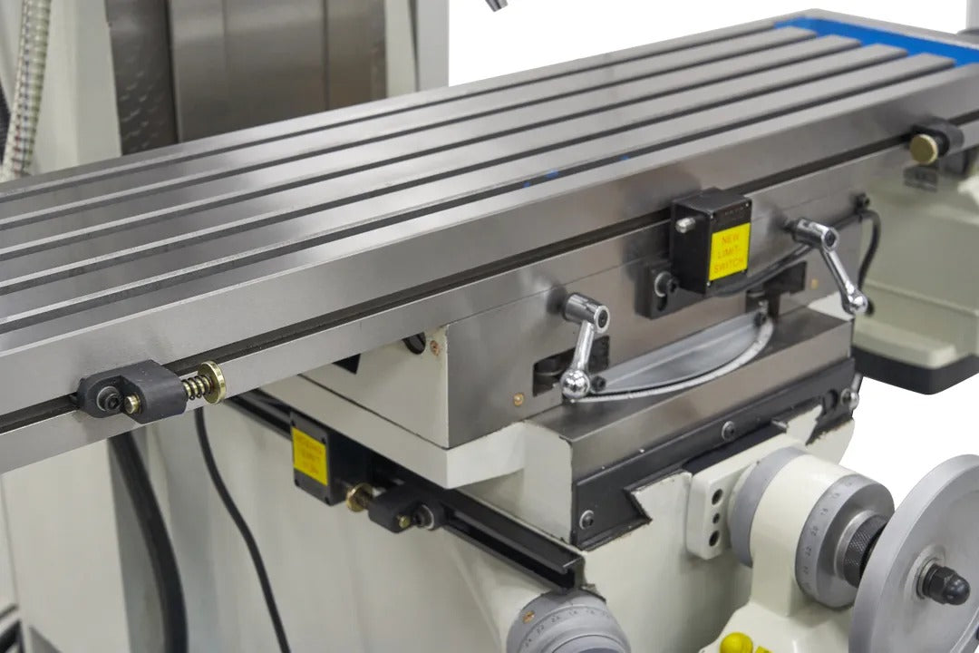 FÚRÓ ÉS FELSŐMARÓ GÉP NAGY ASZTALLAL ÉS DIGITÁLIS KIJELZŐVEL BF 60 400 V