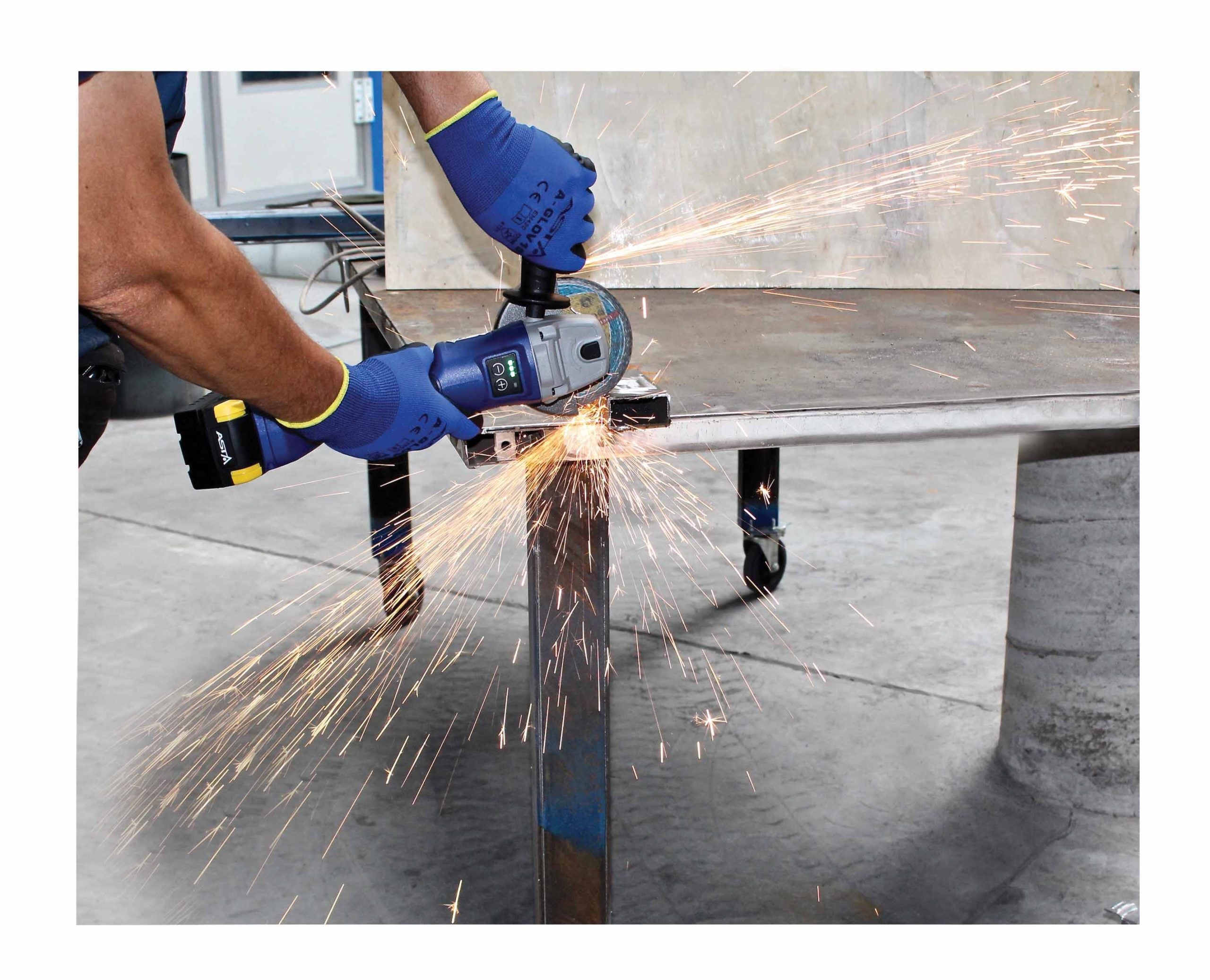 AKKUS SAROKCSISZOLÓ 125 MM 18 V 5.0 AH