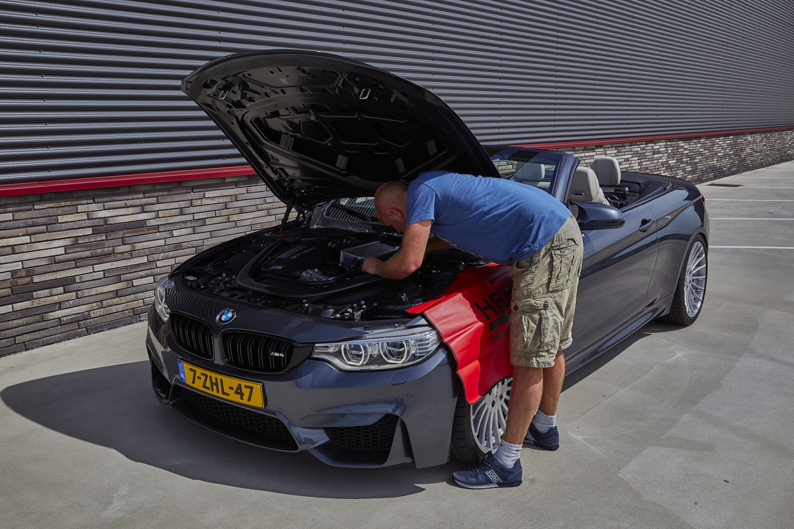 MOTORHÁZTETŐ VÉDŐ HUZAT MÁGNESES SZALAGGAL 79 X 59 CM