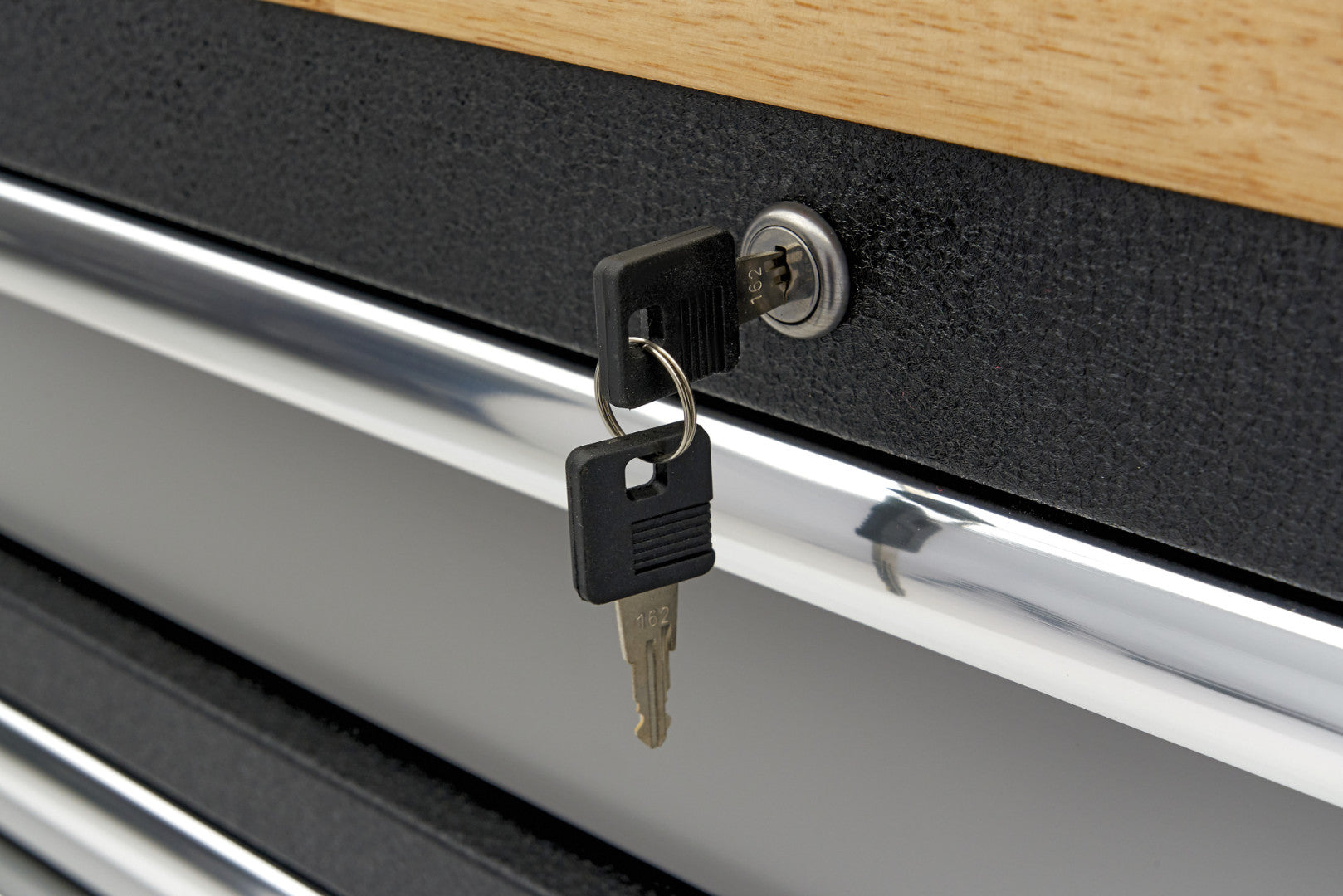 PROFESSZIONÁLIS SZERSZÁMOS SZEKRÉNY MUNKALAPPAL 136CM 9 TÁROLÓVAL HBM