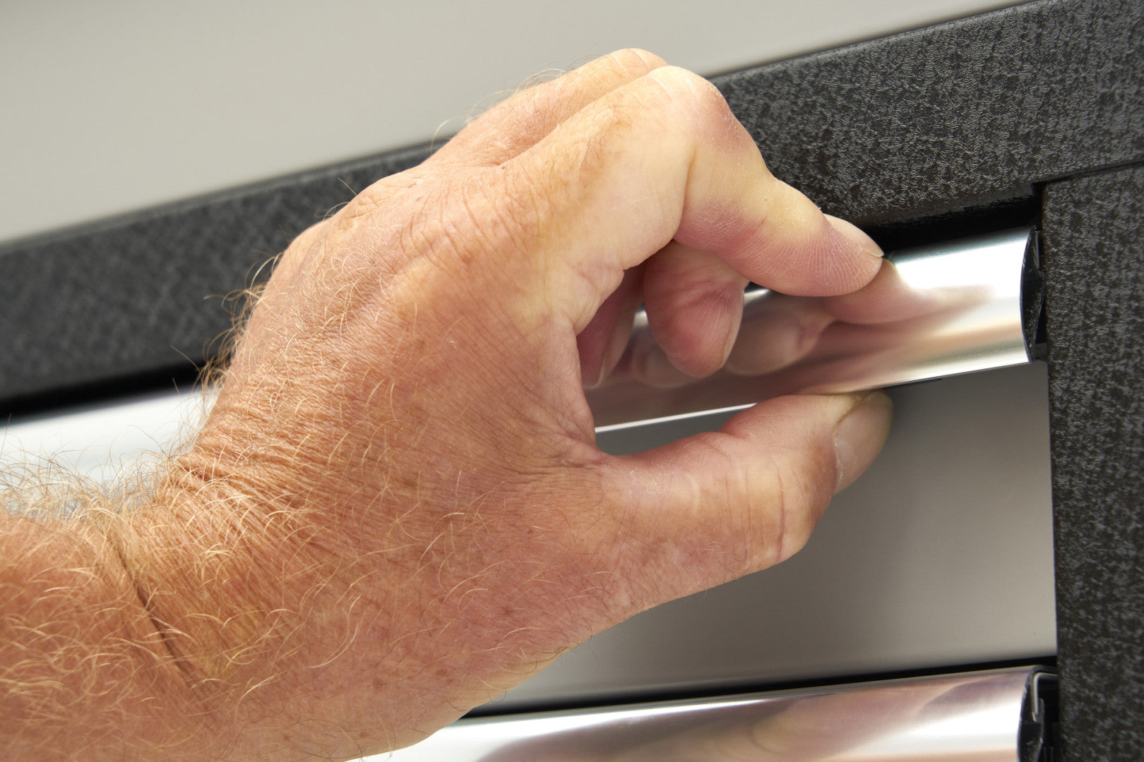 MUNKAPAD – MUNKAASZTAL 18 TÁROLÓVAL 168 CM KEMÉNY FA MUNKALAPPAL 220V/USB CSATLAKOZÓVAL HBM