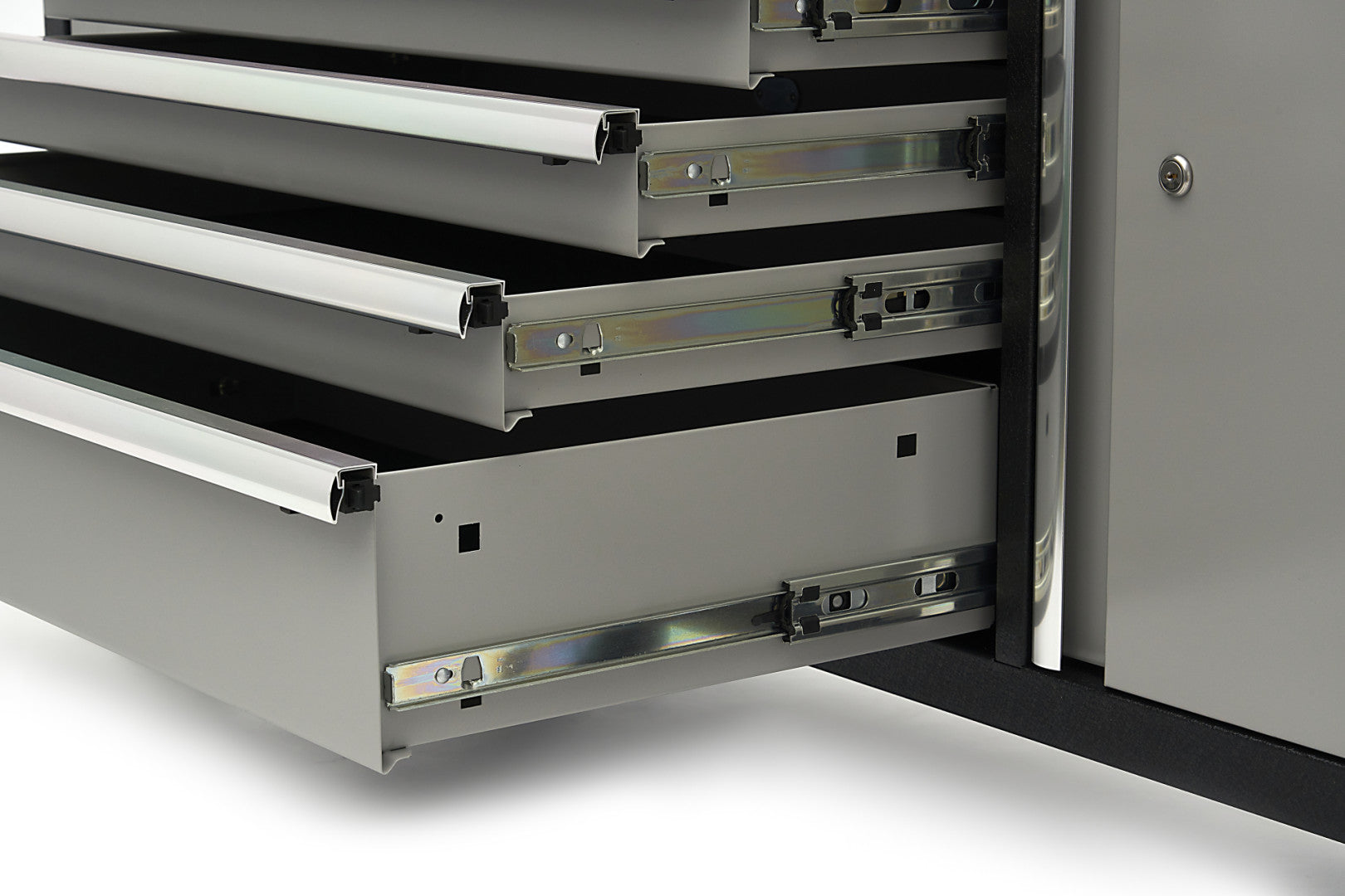 MUNKAPAD – MUNKAASZTAL 18 TÁROLÓVAL 168 CM KEMÉNY FA MUNKALAPPAL 220V/USB CSATLAKOZÓVAL HBM