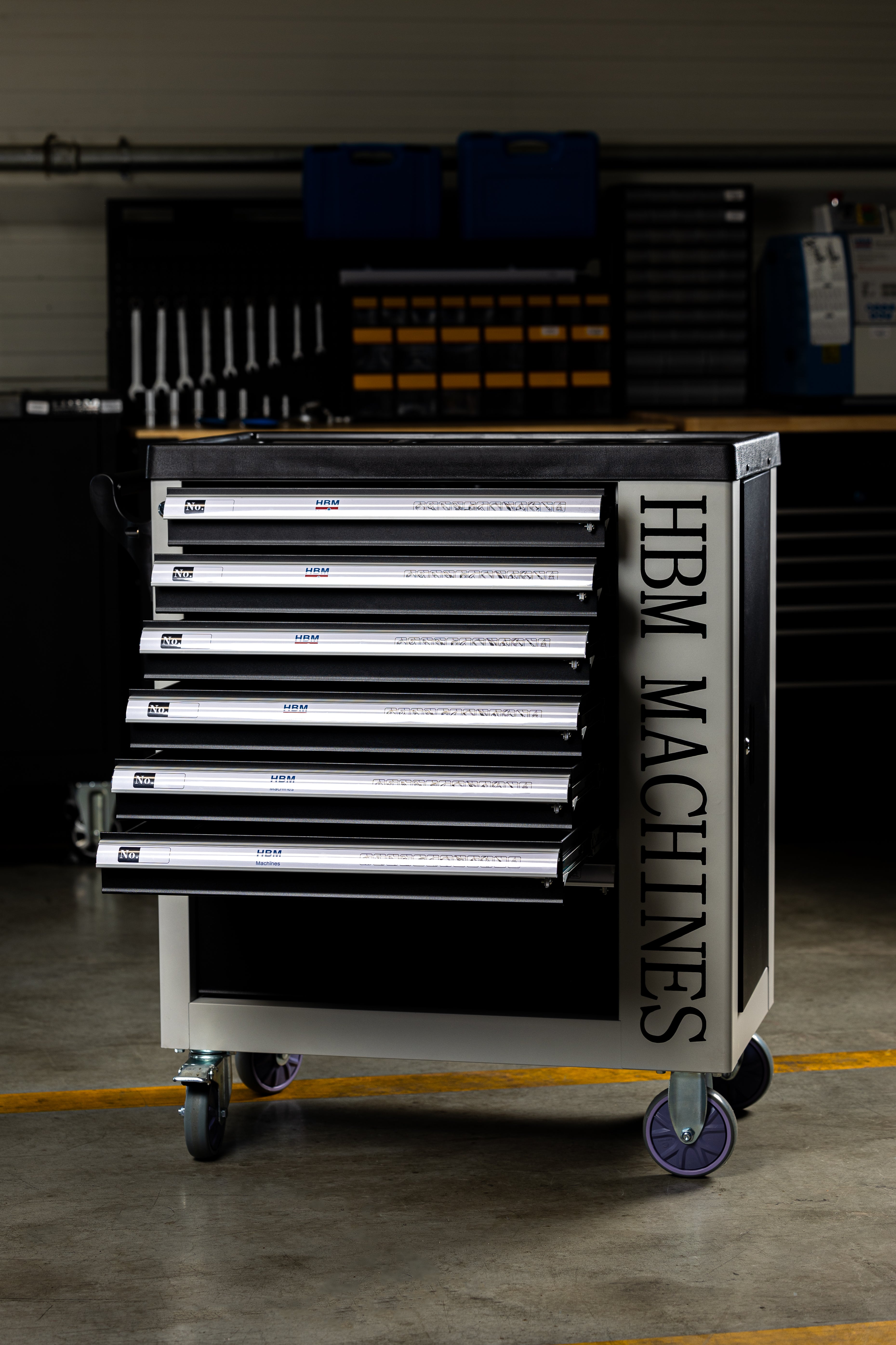 PROFESSZIONÁLIS FELSZERELT SZERSZÁMOS KOCSI – SZERSZÁMOS SZEKRÉNY HBM 7 FIÓKKAL, 245 DARABOS KÉSZLET, 6 SZÉNMODUL – HOLLANDIA, PRÉMIUM