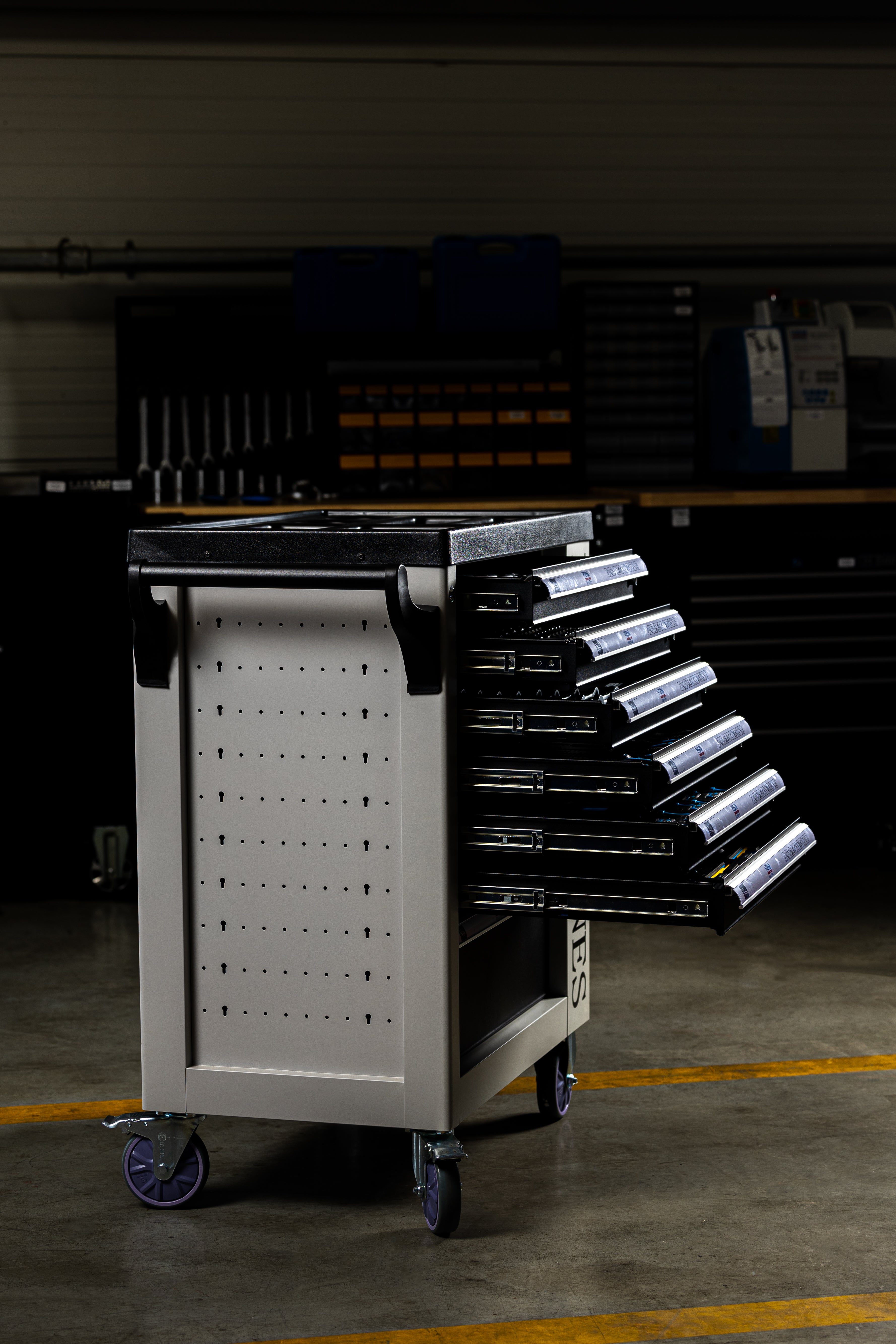 PROFESSZIONÁLIS FELSZERELT SZERSZÁMOS KOCSI – SZERSZÁMOS SZEKRÉNY HBM 7 FIÓKKAL, 245 DARABOS KÉSZLET, 6 SZÉNMODUL – HOLLANDIA, PRÉMIUM