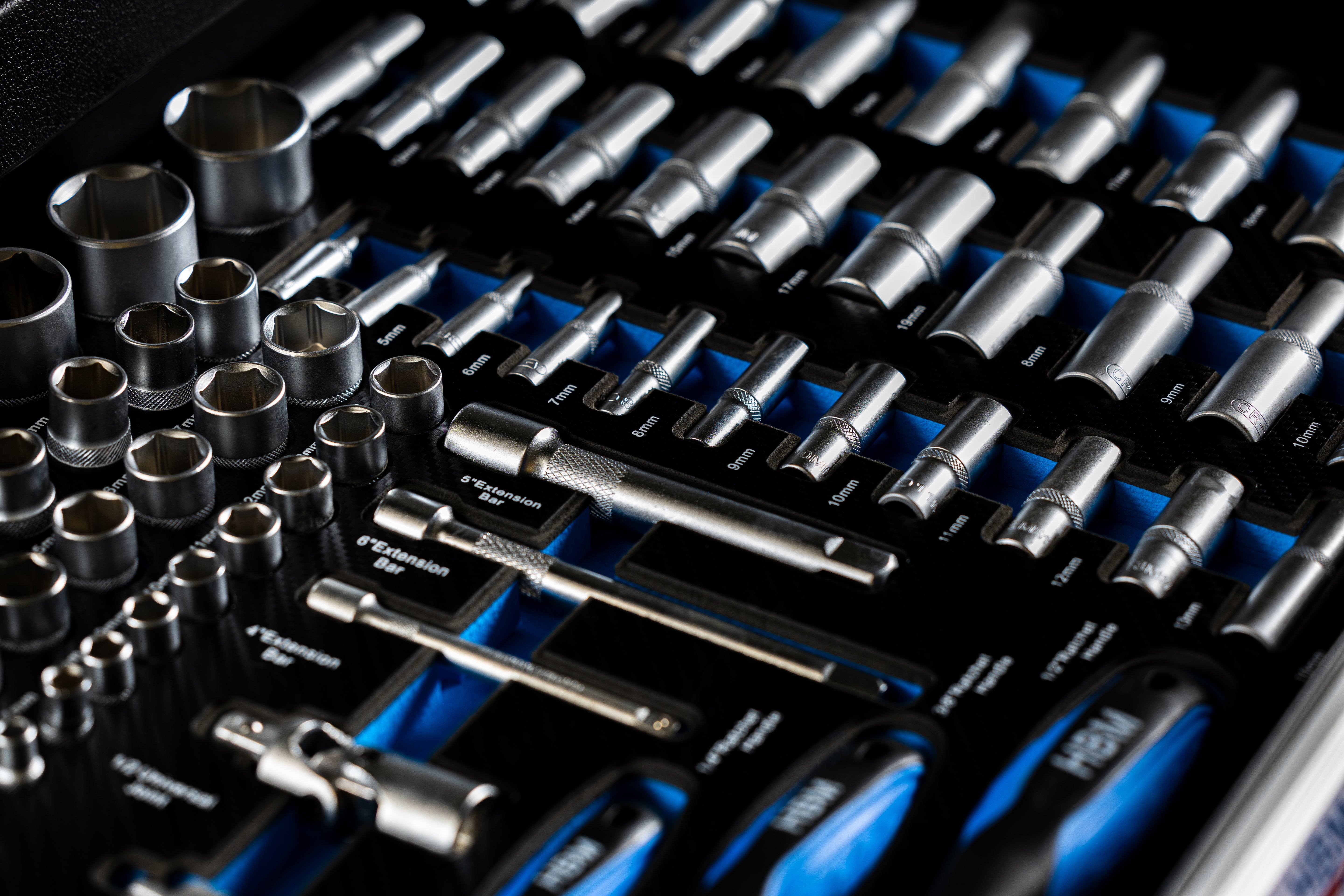 PROFESSZIONÁLIS FELSZERELT SZERSZÁMOS KOCSI – SZERSZÁMOS SZEKRÉNY HBM 7 FIÓKKAL, 245 DARABOS KÉSZLET, 6 SZÉNMODUL – HOLLANDIA, PRÉMIUM