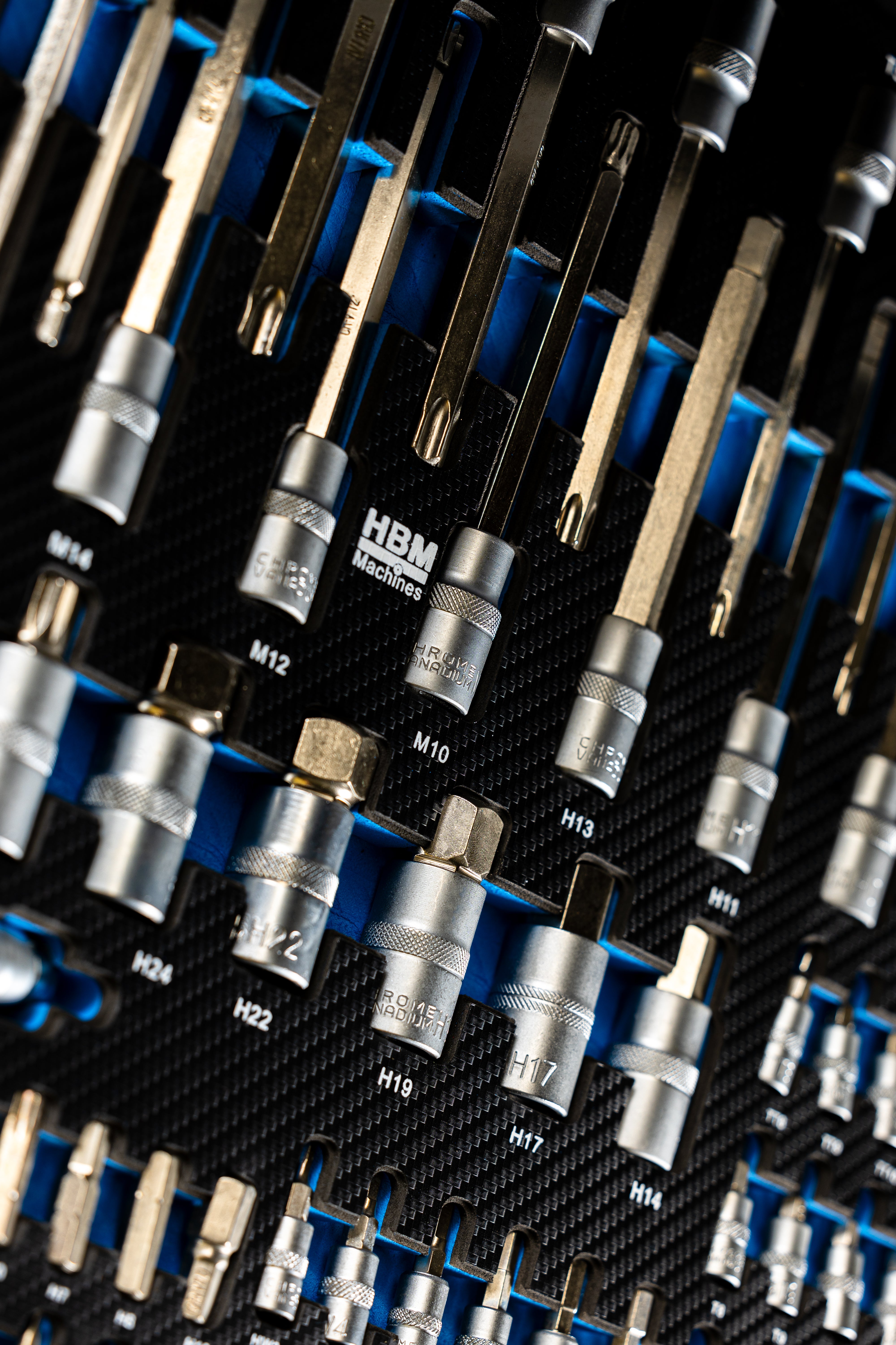 PROFESSZIONÁLIS FELSZERELT SZERSZÁMOS KOCSI – SZERSZÁMOS SZEKRÉNY HBM 7 FIÓKKAL, 245 DARABOS KÉSZLET, 6 SZÉNMODUL – HOLLANDIA, PRÉMIUM