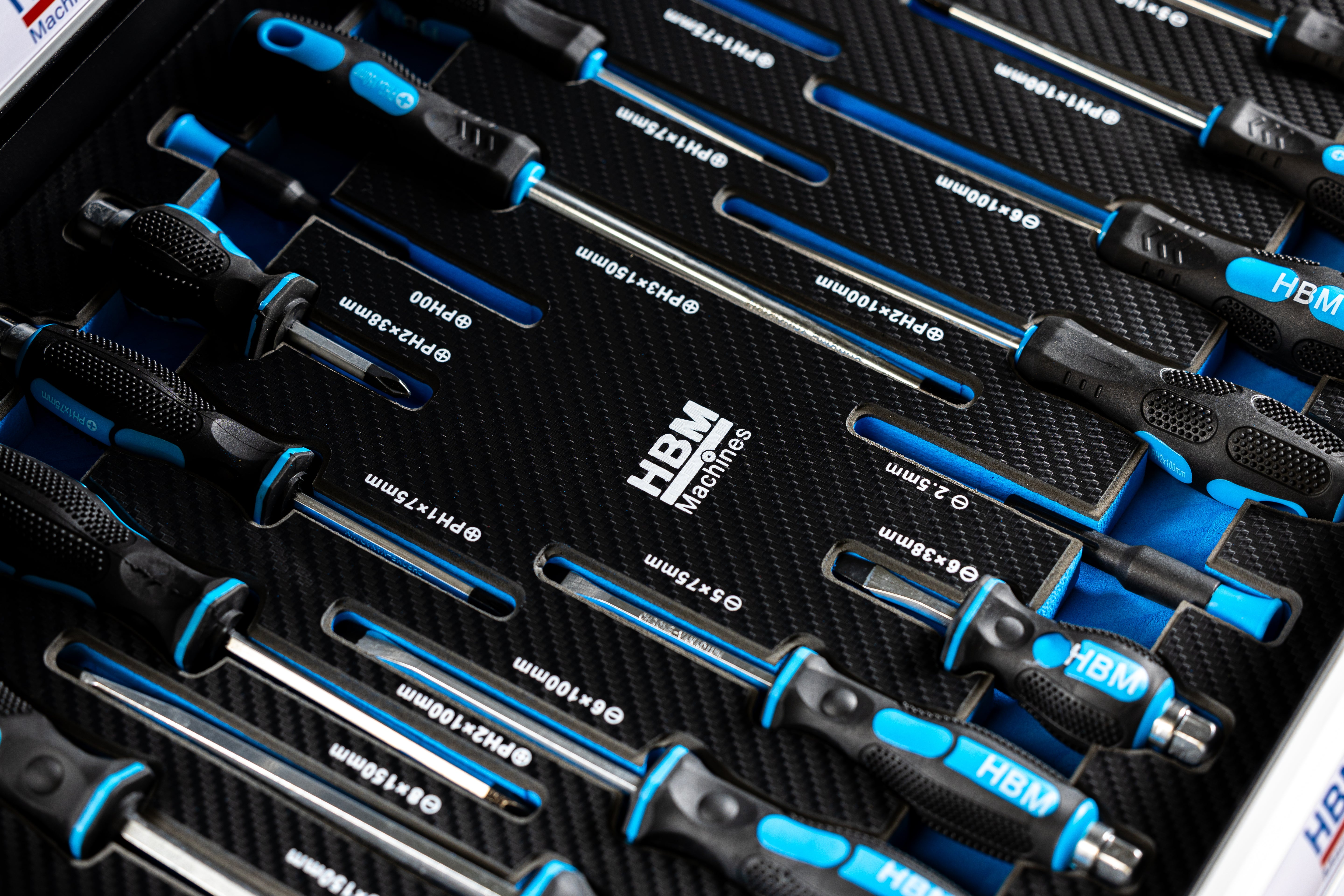 PROFESSZIONÁLIS FELSZERELT SZERSZÁMOS KOCSI – SZERSZÁMOS SZEKRÉNY HBM 7 FIÓKKAL, 245 DARABOS KÉSZLET, 6 SZÉNMODUL – HOLLANDIA, PRÉMIUM