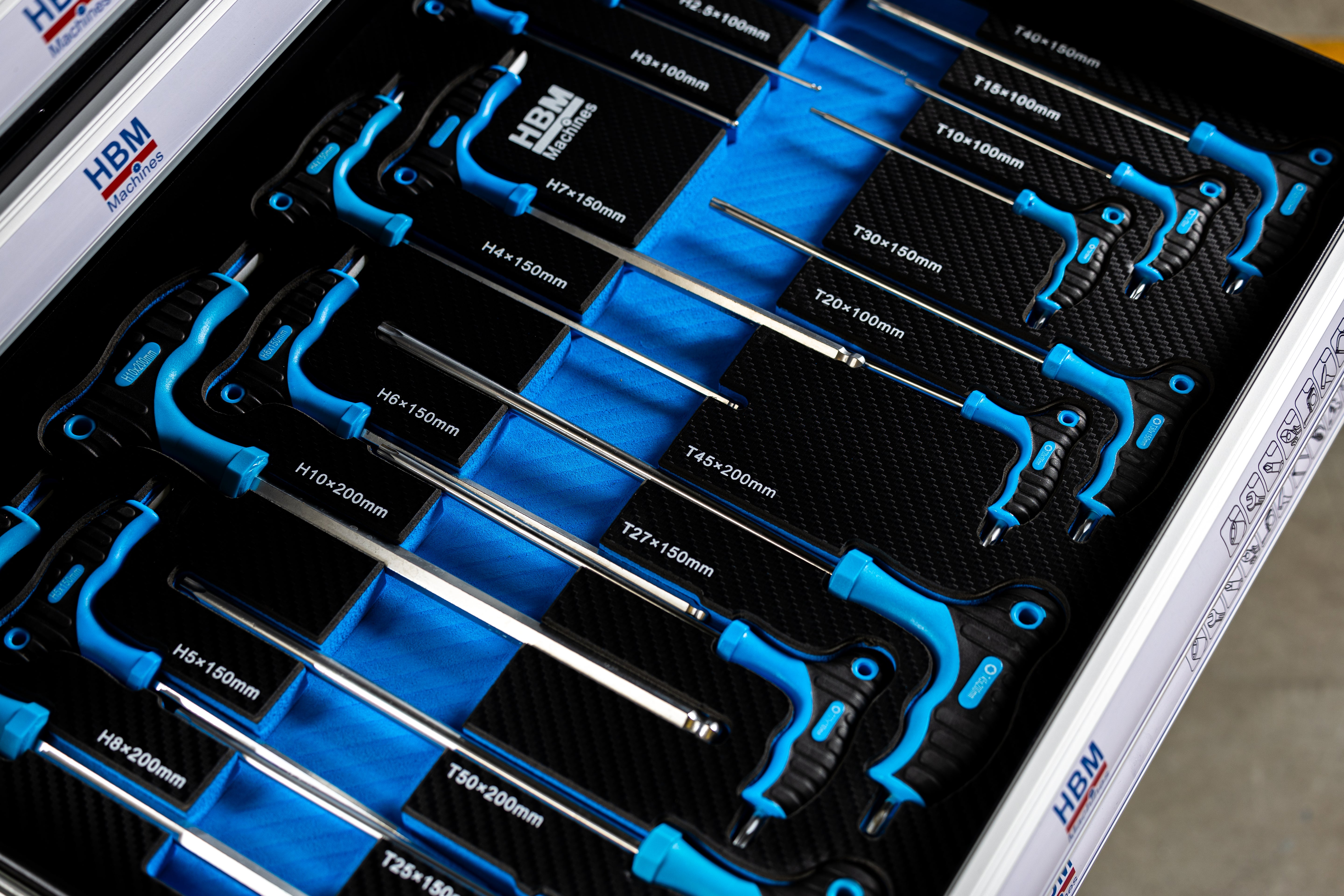 PROFESSZIONÁLIS FELSZERELT SZERSZÁMOS KOCSI – SZERSZÁMOS SZEKRÉNY HBM 7 FIÓKKAL, 245 DARABOS KÉSZLET, 6 SZÉNMODUL – HOLLANDIA, PRÉMIUM