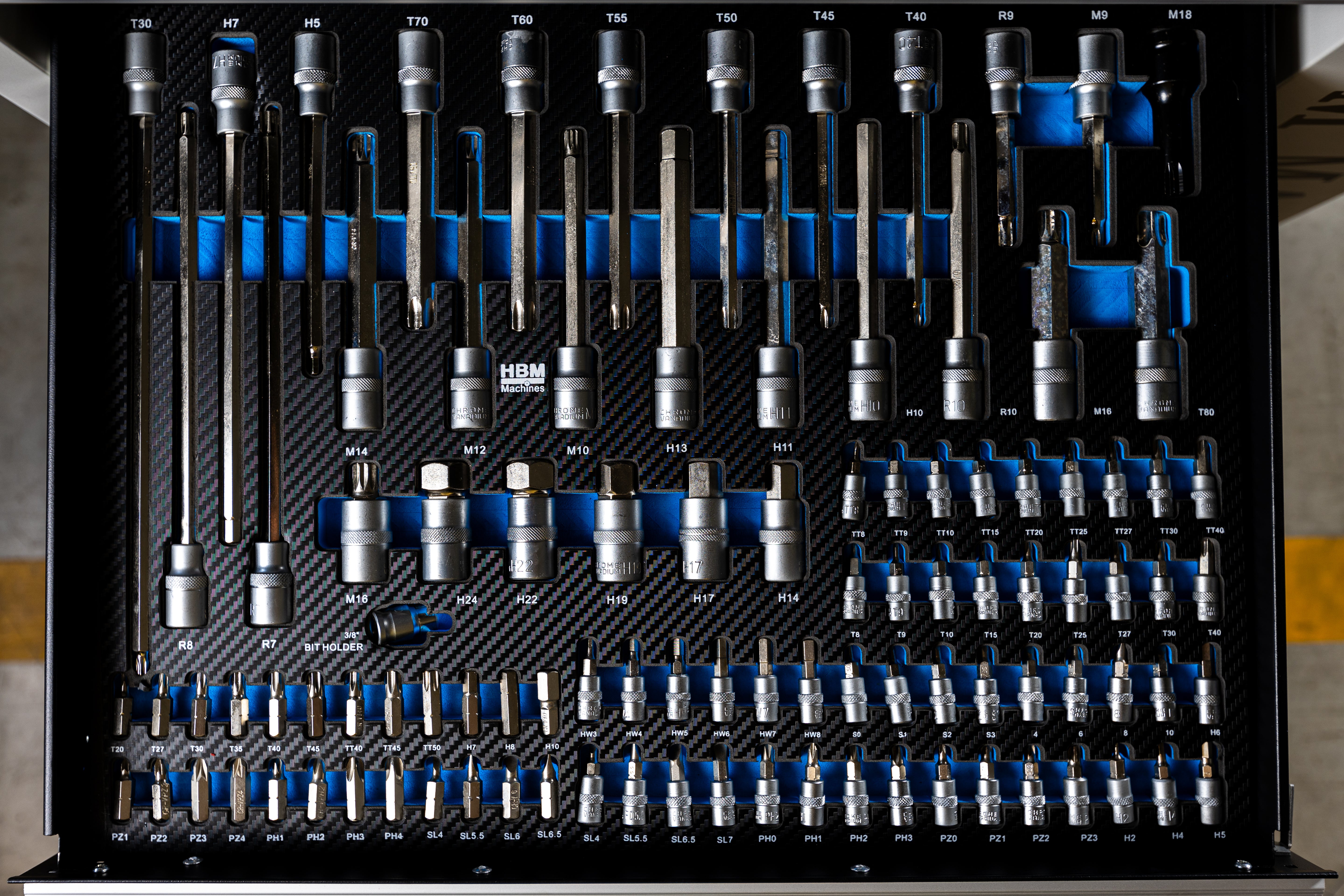 PROFESSZIONÁLIS FELSZERELT SZERSZÁMOS KOCSI – SZERSZÁMOS SZEKRÉNY HBM 7 FIÓKKAL, 245 DARABOS KÉSZLET, 6 SZÉNMODUL – HOLLANDIA, PRÉMIUM