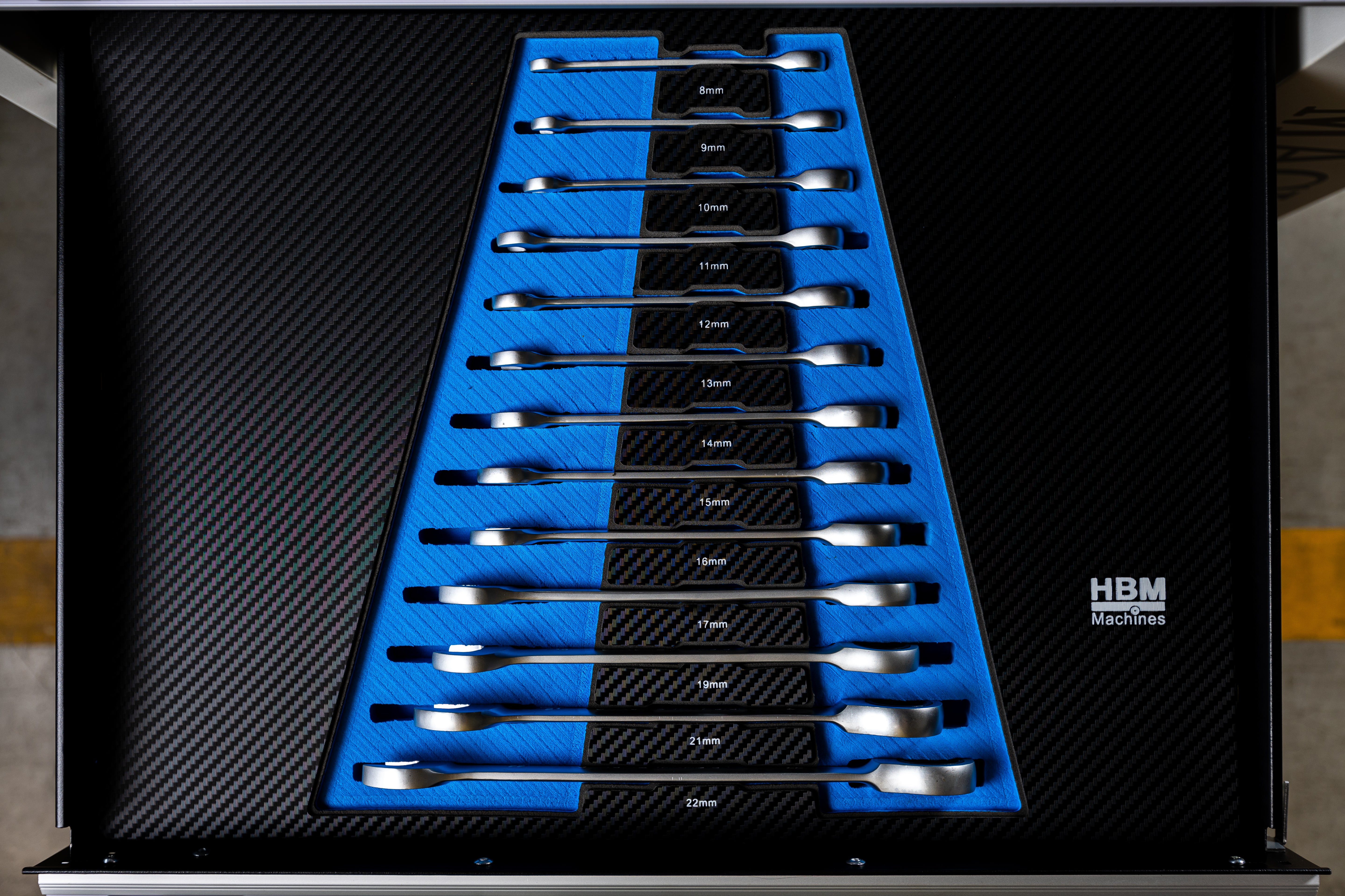 PROFESSZIONÁLIS FELSZERELT SZERSZÁMOS KOCSI – SZERSZÁMOS SZEKRÉNY HBM 7 FIÓKKAL, 245 DARABOS KÉSZLET, 6 SZÉNMODUL – HOLLANDIA, PRÉMIUM