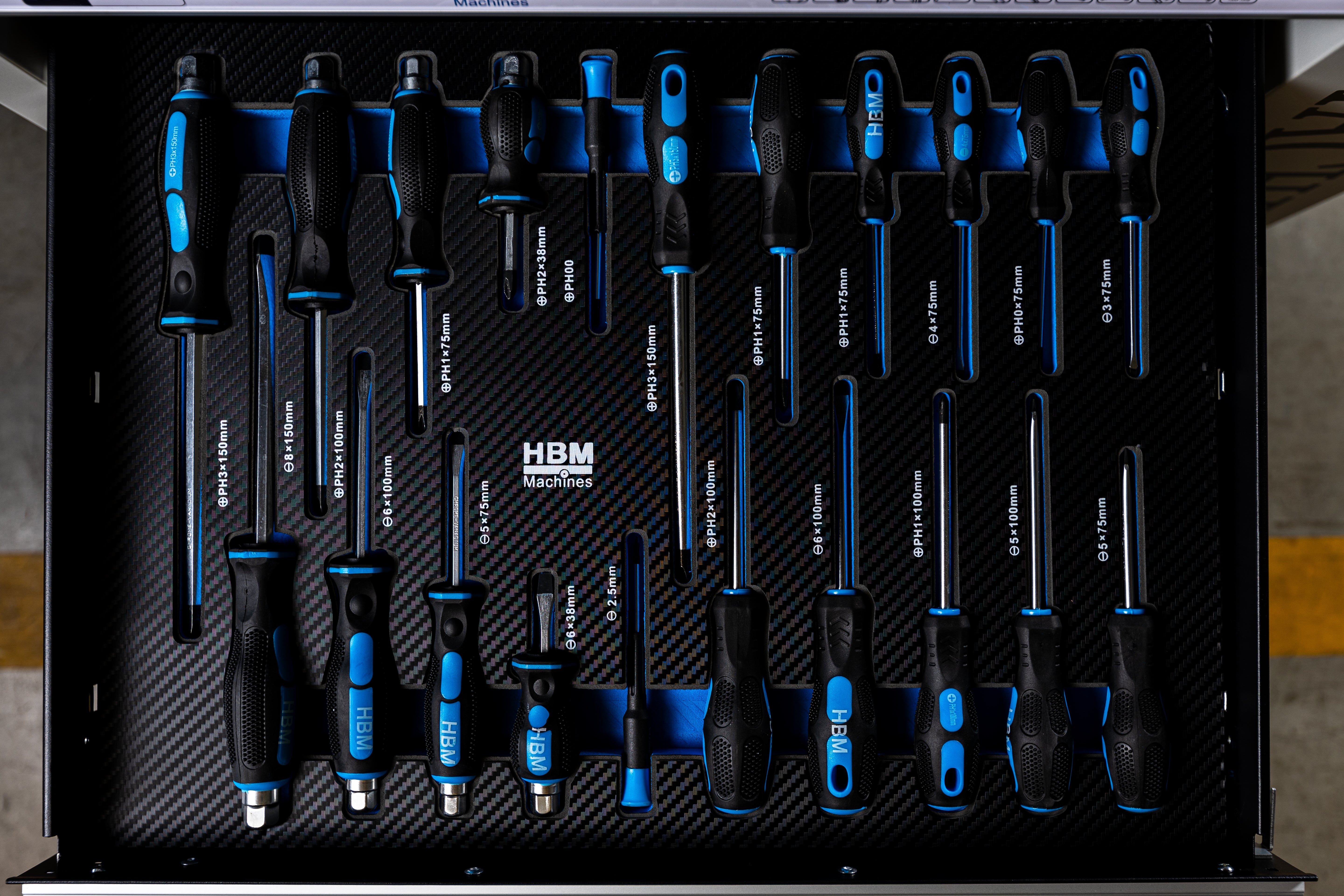 PROFESSZIONÁLIS FELSZERELT SZERSZÁMOS KOCSI – SZERSZÁMOS SZEKRÉNY HBM 7 FIÓKKAL, 245 DARABOS KÉSZLET, 6 SZÉNMODUL – HOLLANDIA, PRÉMIUM