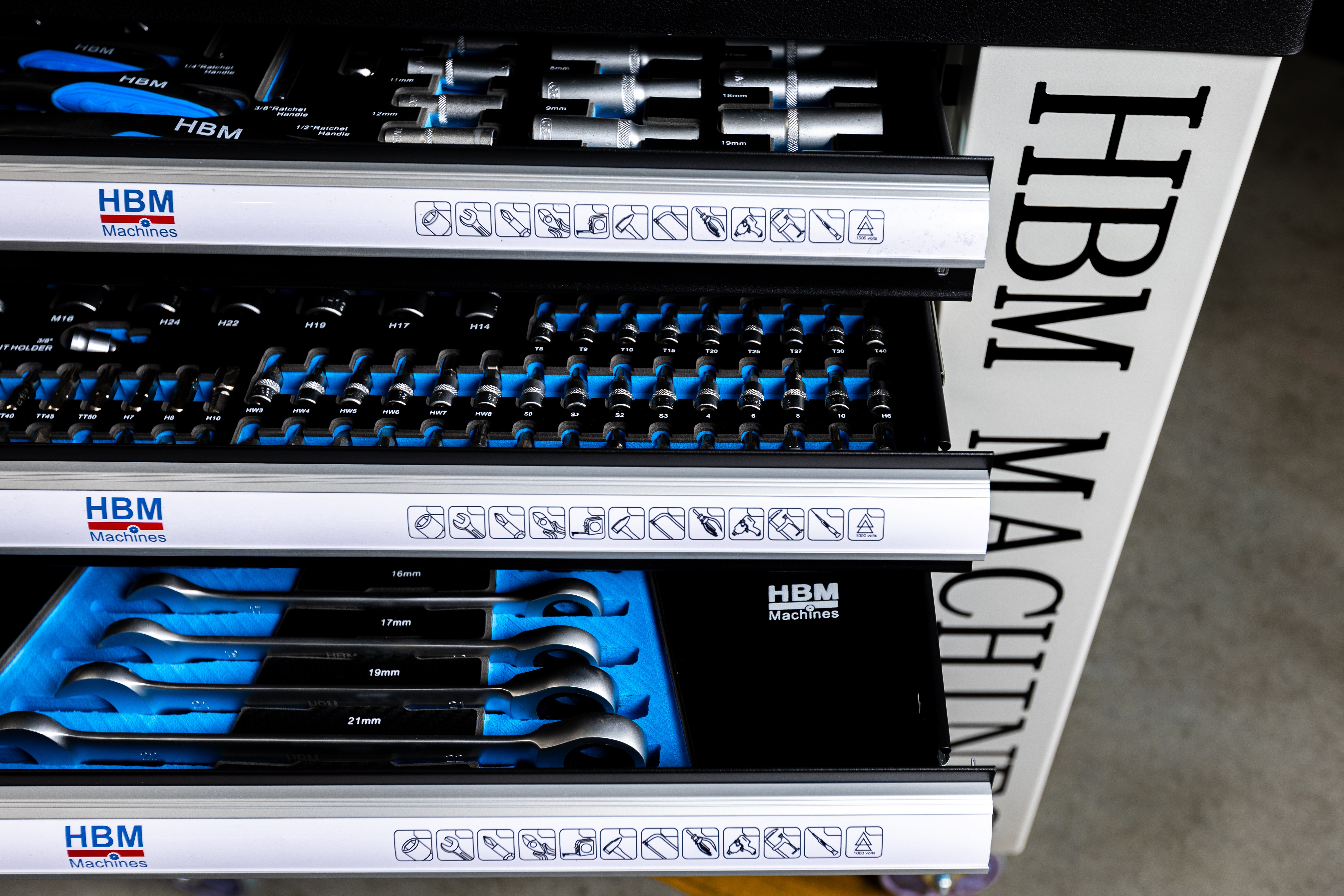 PROFESSZIONÁLIS FELSZERELT SZERSZÁMOS KOCSI – SZERSZÁMOS SZEKRÉNY HBM 7 FIÓKKAL, 245 DARABOS KÉSZLET, 6 SZÉNMODUL – HOLLANDIA, PRÉMIUM