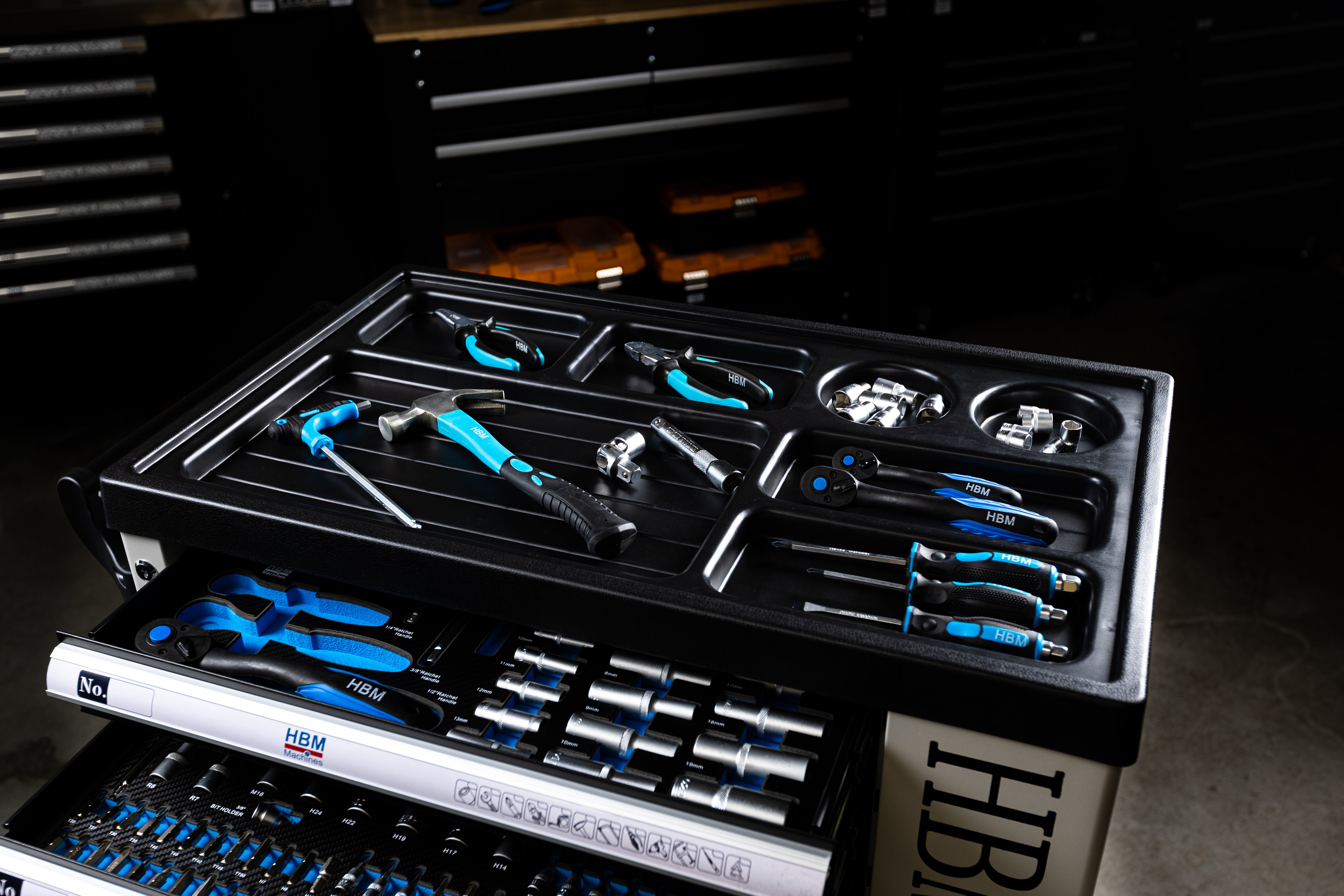 PROFESSZIONÁLIS FELSZERELT SZERSZÁMOS KOCSI – SZERSZÁMOS SZEKRÉNY HBM 7 FIÓKKAL, 245 DARABOS KÉSZLET, 6 SZÉNMODUL – HOLLANDIA, PRÉMIUM