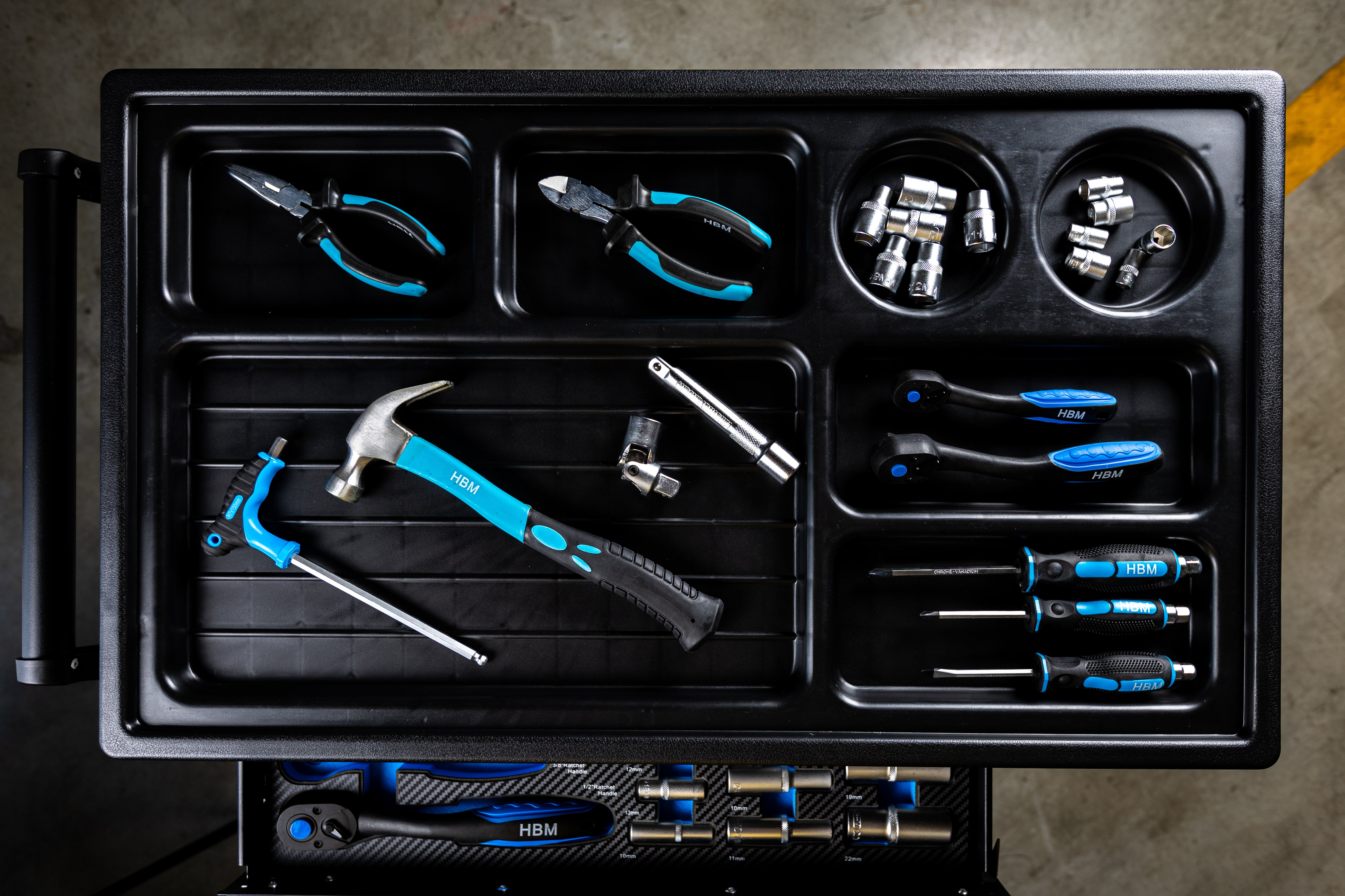 PROFESSZIONÁLIS FELSZERELT SZERSZÁMOS KOCSI – SZERSZÁMOS SZEKRÉNY HBM 7 FIÓKKAL, 245 DARABOS KÉSZLET, 6 SZÉNMODUL – HOLLANDIA, PRÉMIUM