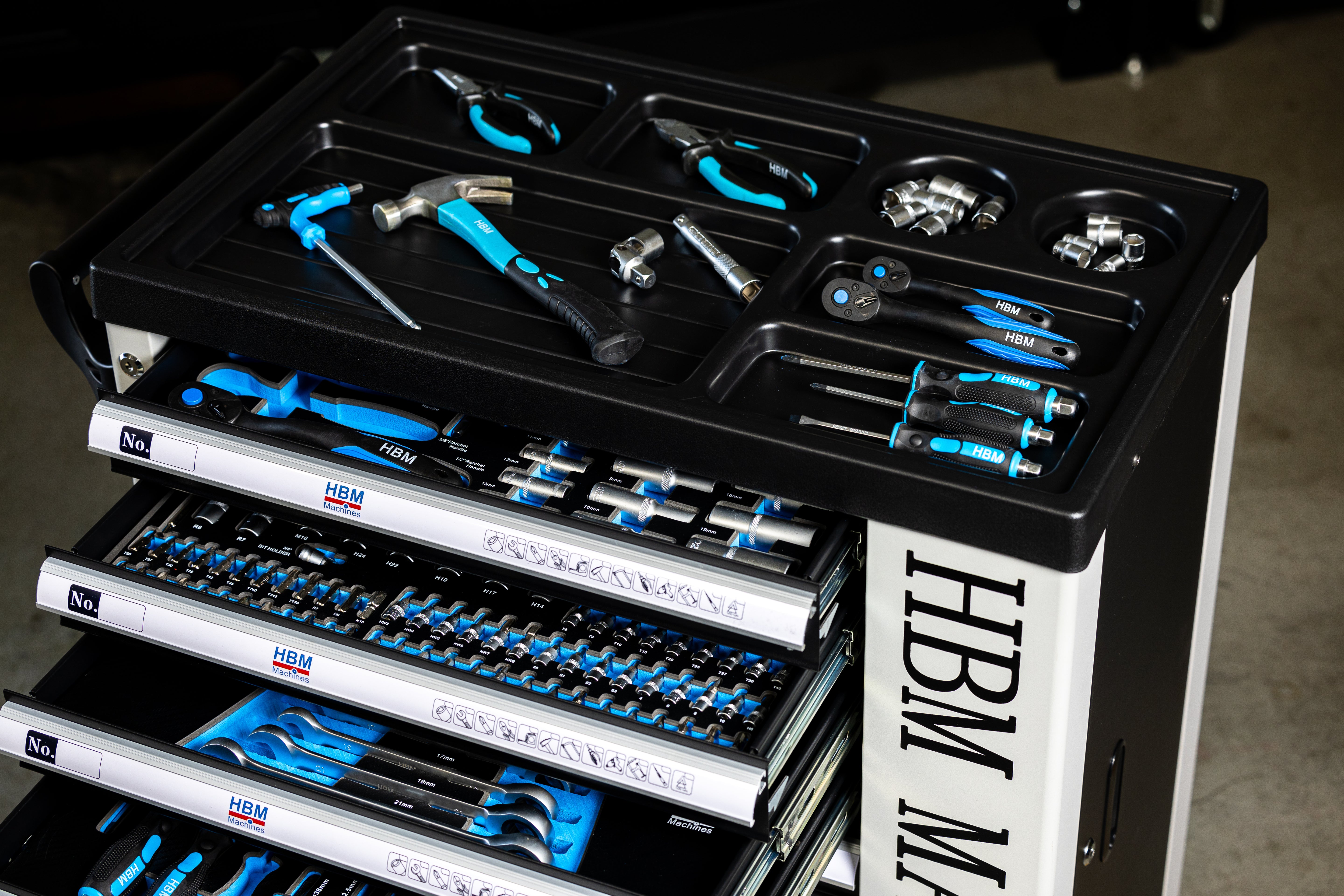 PROFESSZIONÁLIS FELSZERELT SZERSZÁMOS KOCSI – SZERSZÁMOS SZEKRÉNY HBM 7 FIÓKKAL, 245 DARABOS KÉSZLET, 6 SZÉNMODUL – HOLLANDIA, PRÉMIUM