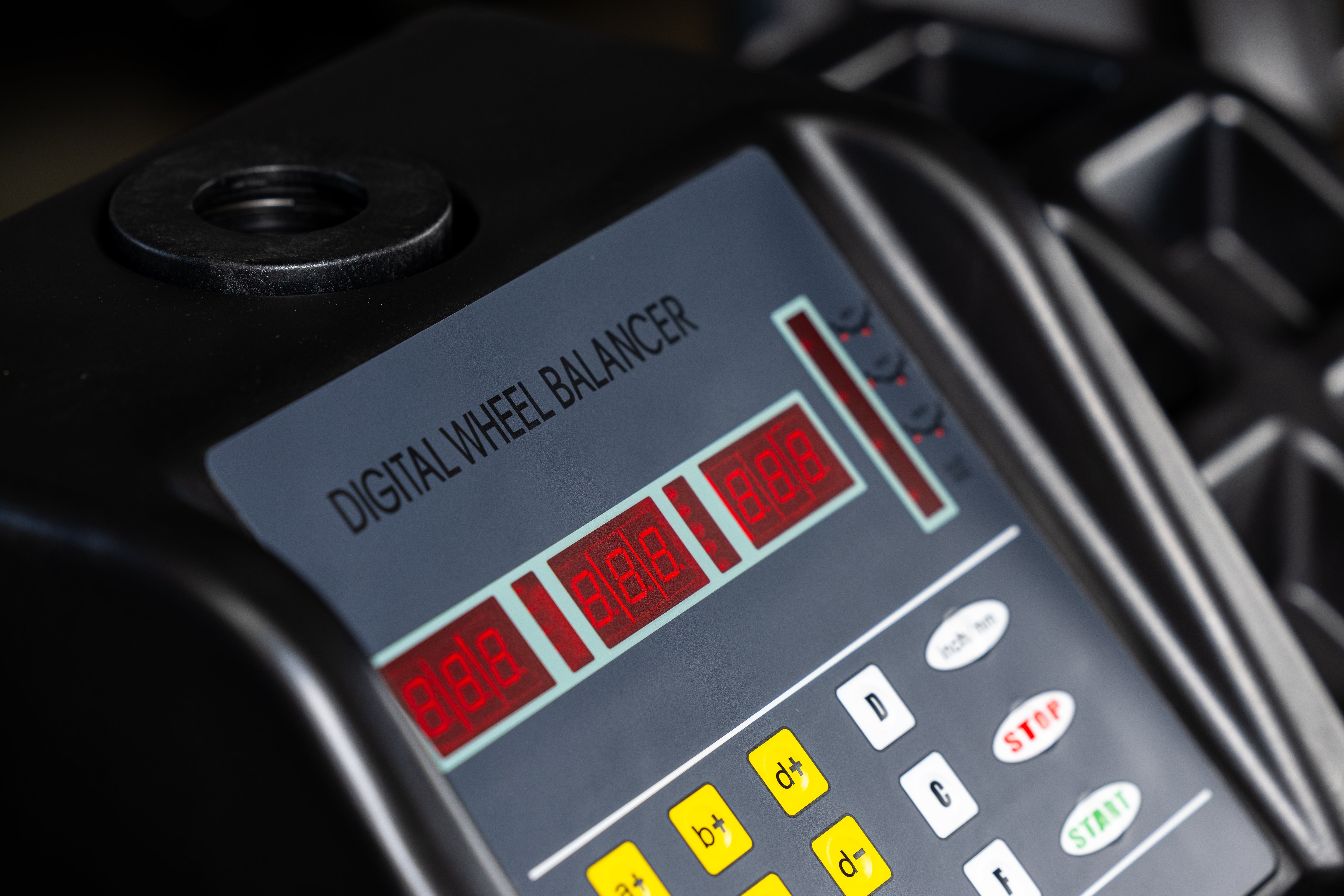 AUTOMATA CENTÍROZÓ - KERÉK KIEGYENSÚLYOZÓ GÉP 24"