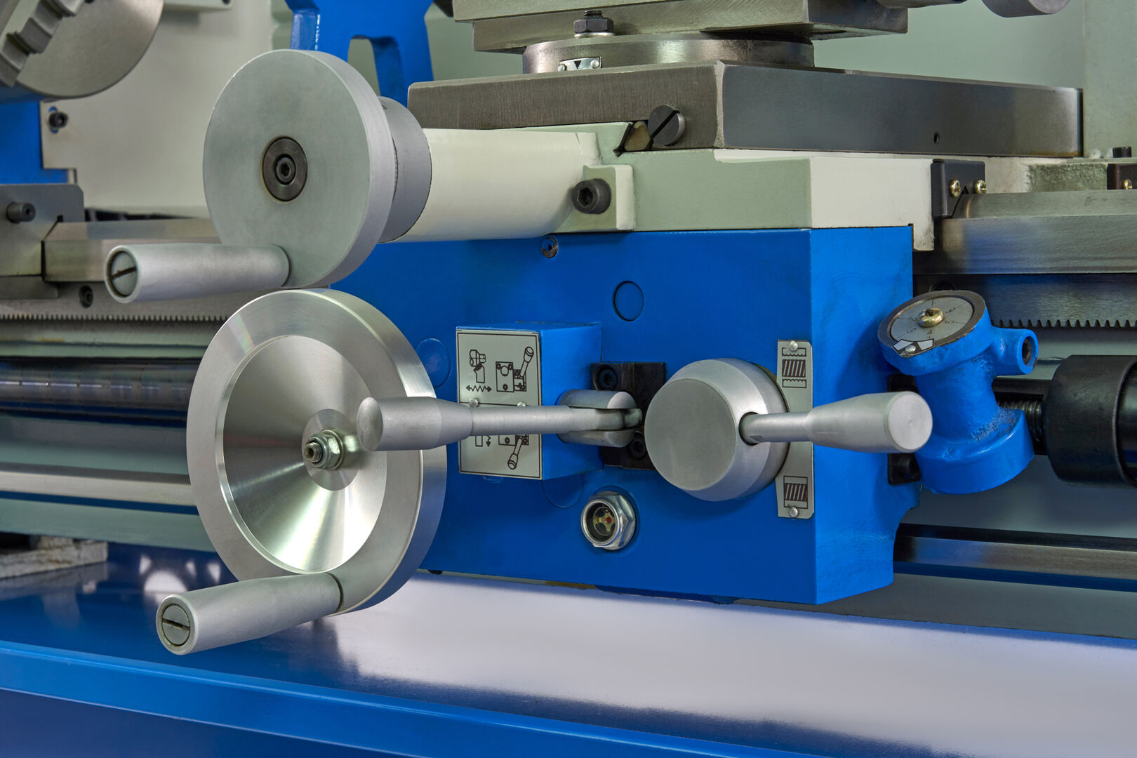 PROFESSZIONÁLIS FÉMESZTERGAPAD 320 X 900 HBM