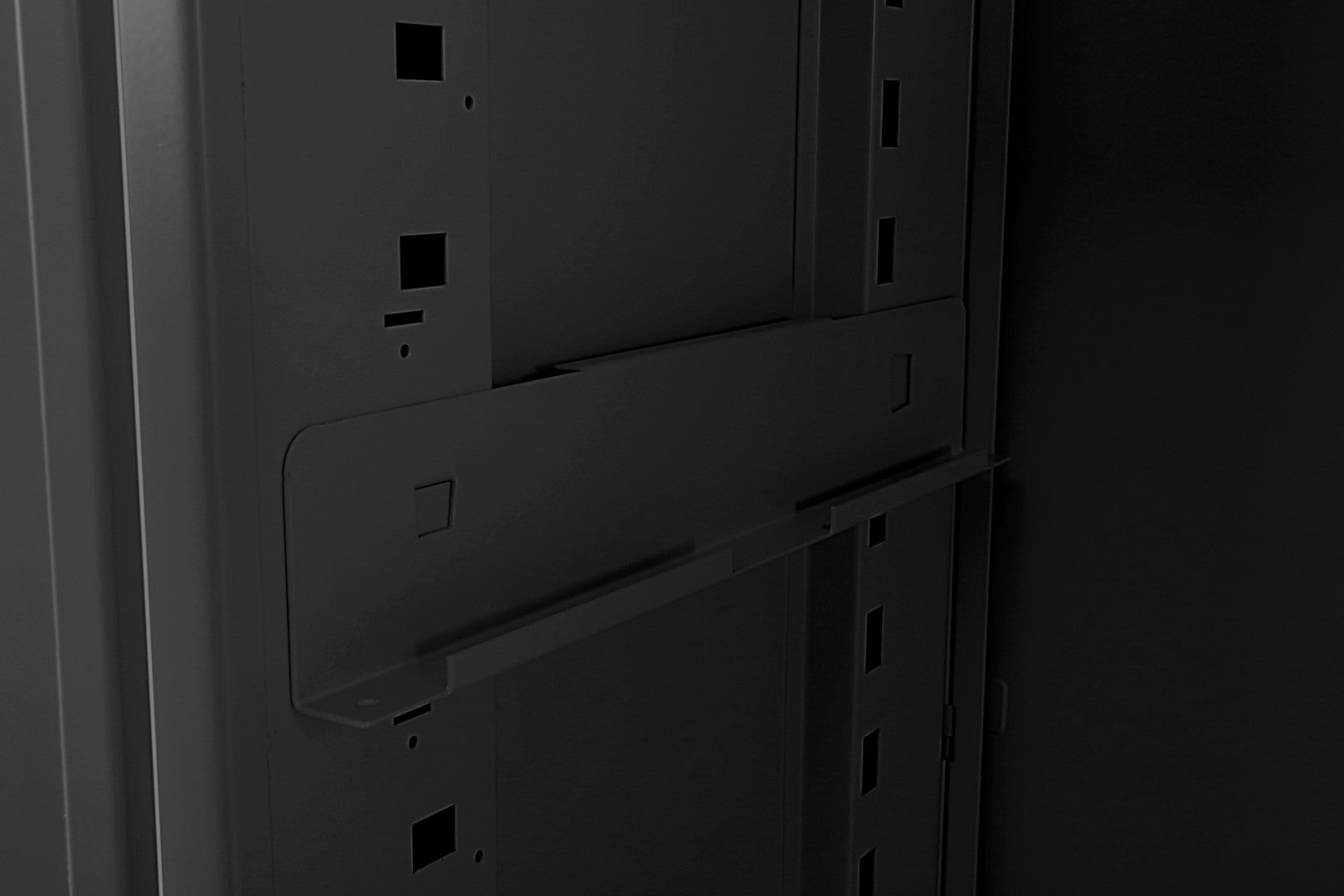 FÉM SZEKRÉNY 2 AJTÓ 4 POLC