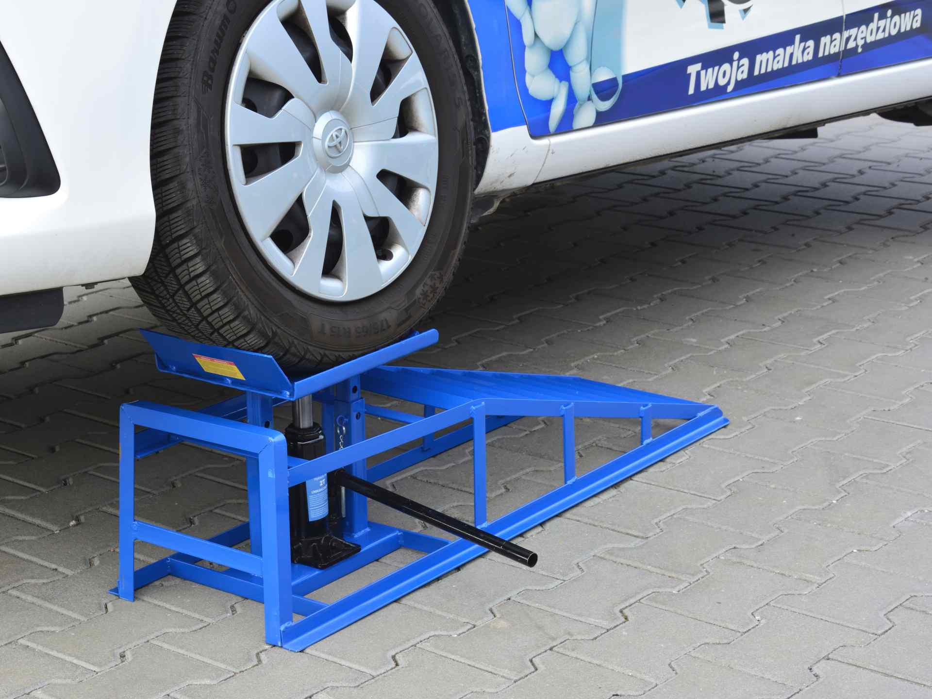 Rámpa hidraulikus emelővel 2 t GEKO