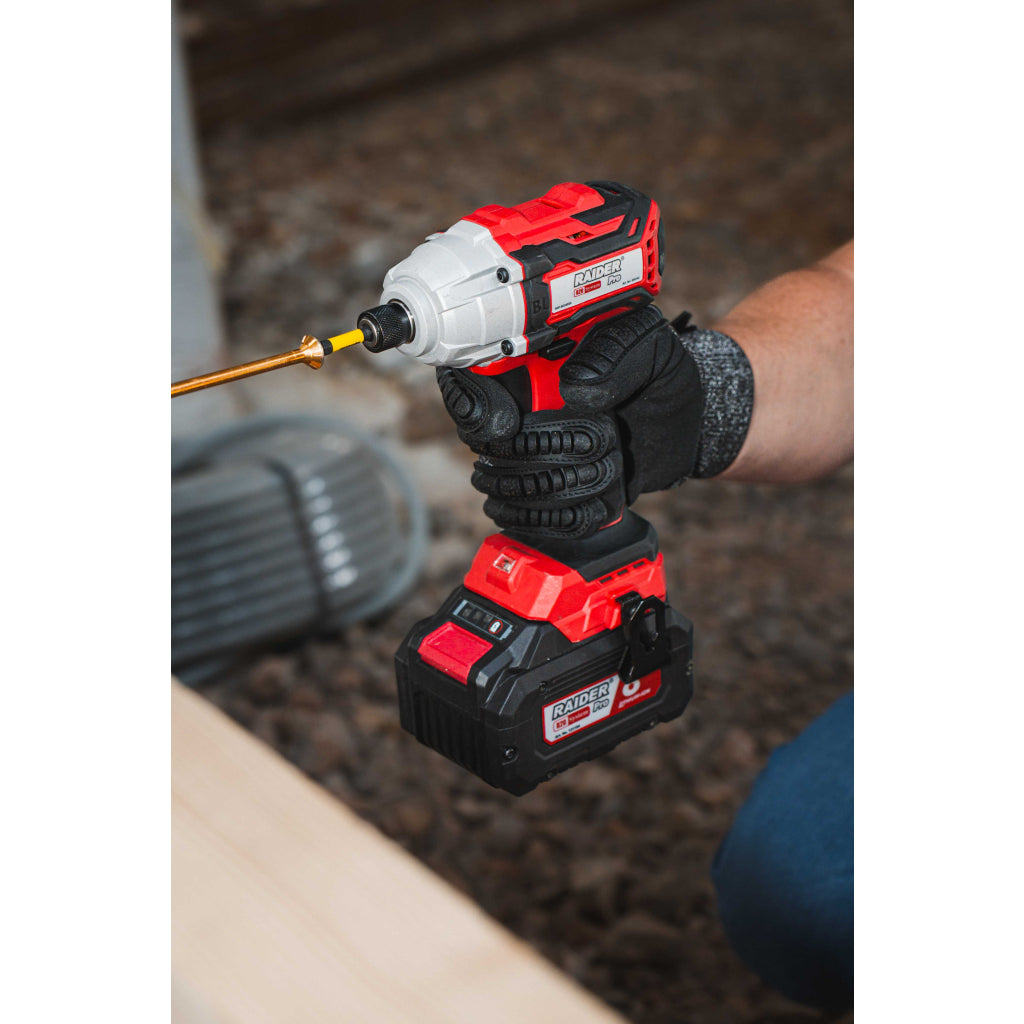 ÜTVEFÚRÓ ÉS CSAVAROZÓ 1/4" HEX 180 NM RAIDER