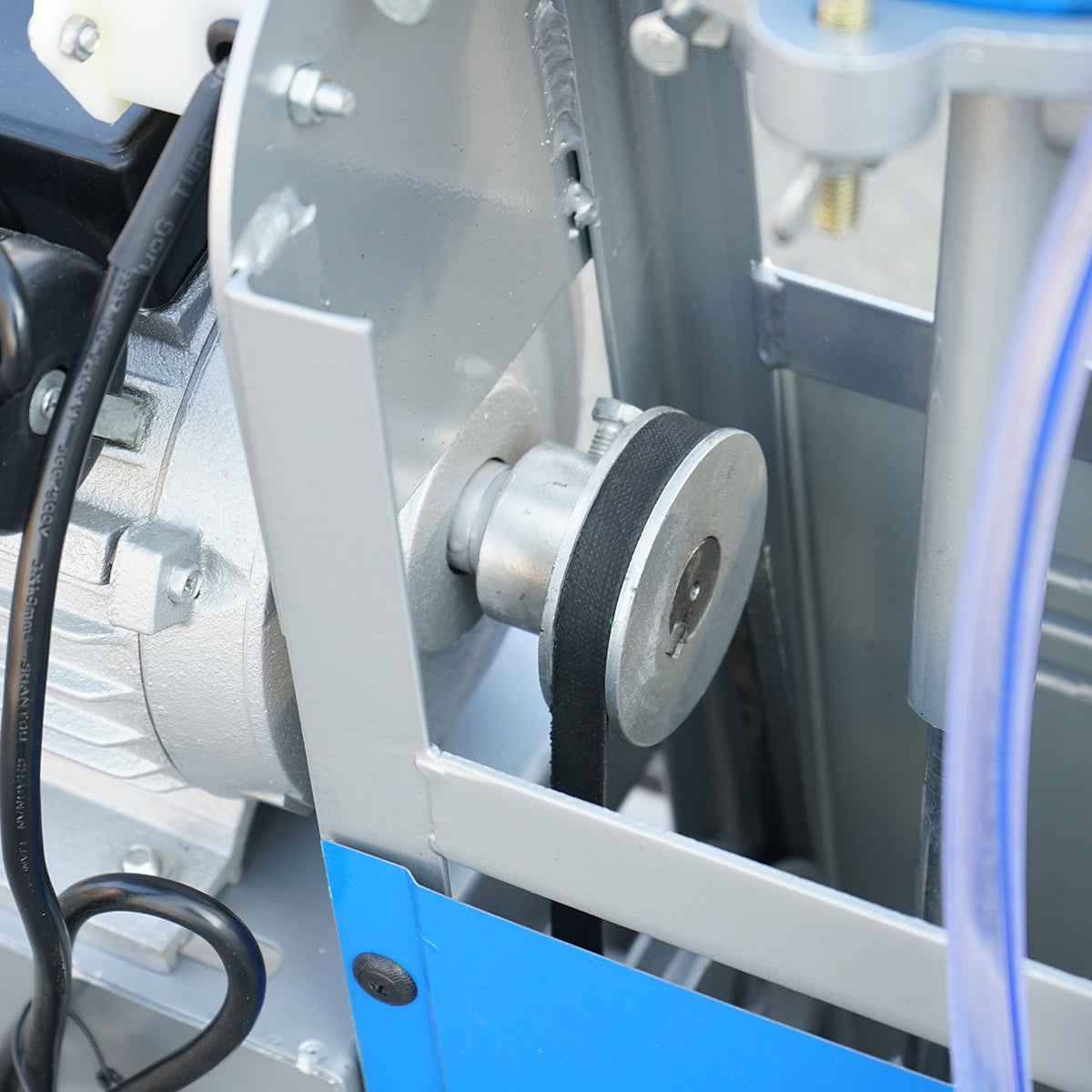 Tehénfejő gép, 1 állásos, 550 W, 25 literes rozsdamentes acél tartállyal, fejőegység 4 fejőpohárral, vákuumnyomás 45–50 kPa, pulzálás 60–80 ciklus/perc