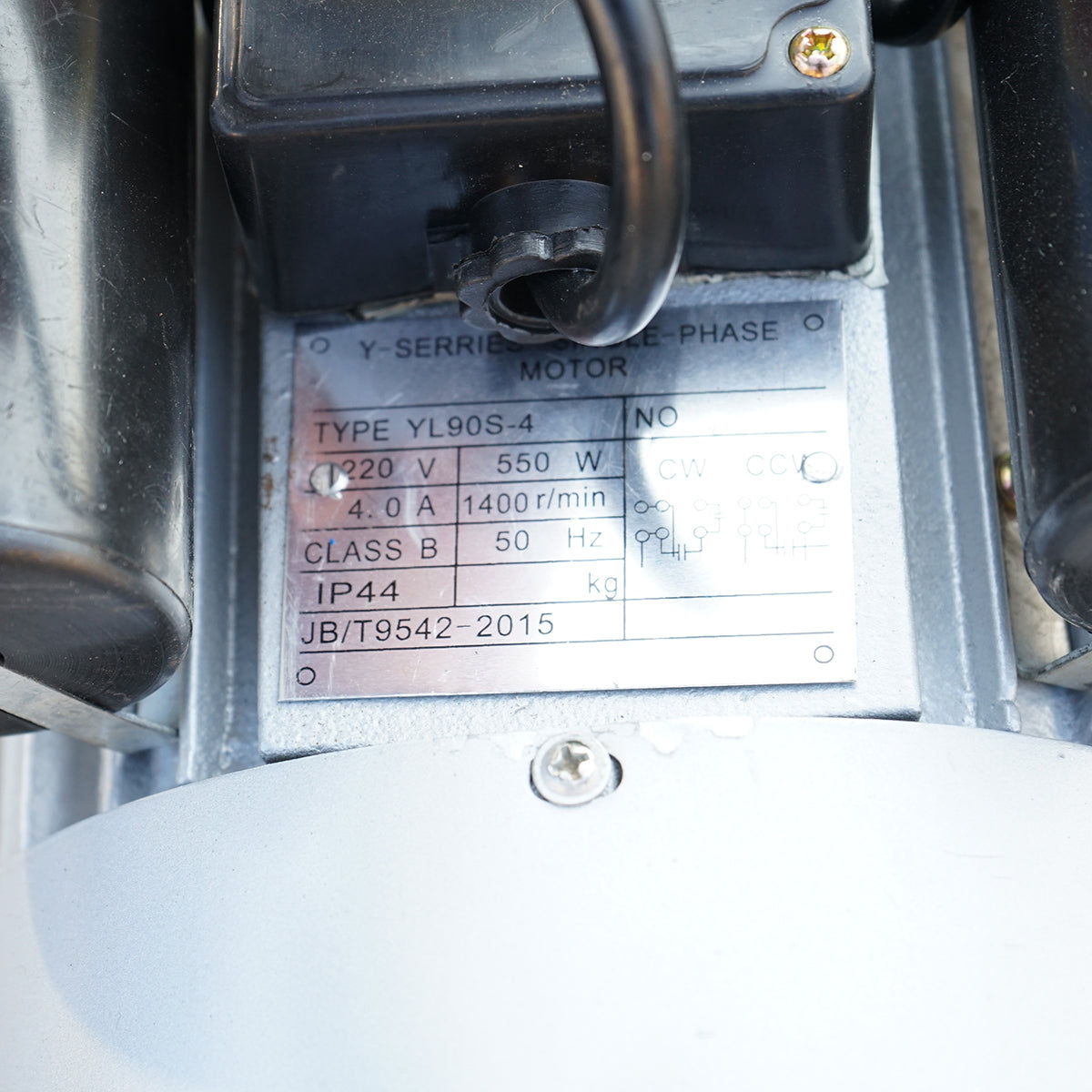 Tehénfejő gép, 1 állásos, 550 W, 25 literes rozsdamentes acél tartállyal, fejőegység 4 fejőpohárral, vákuumnyomás 45–50 kPa, pulzálás 60–80 ciklus/perc