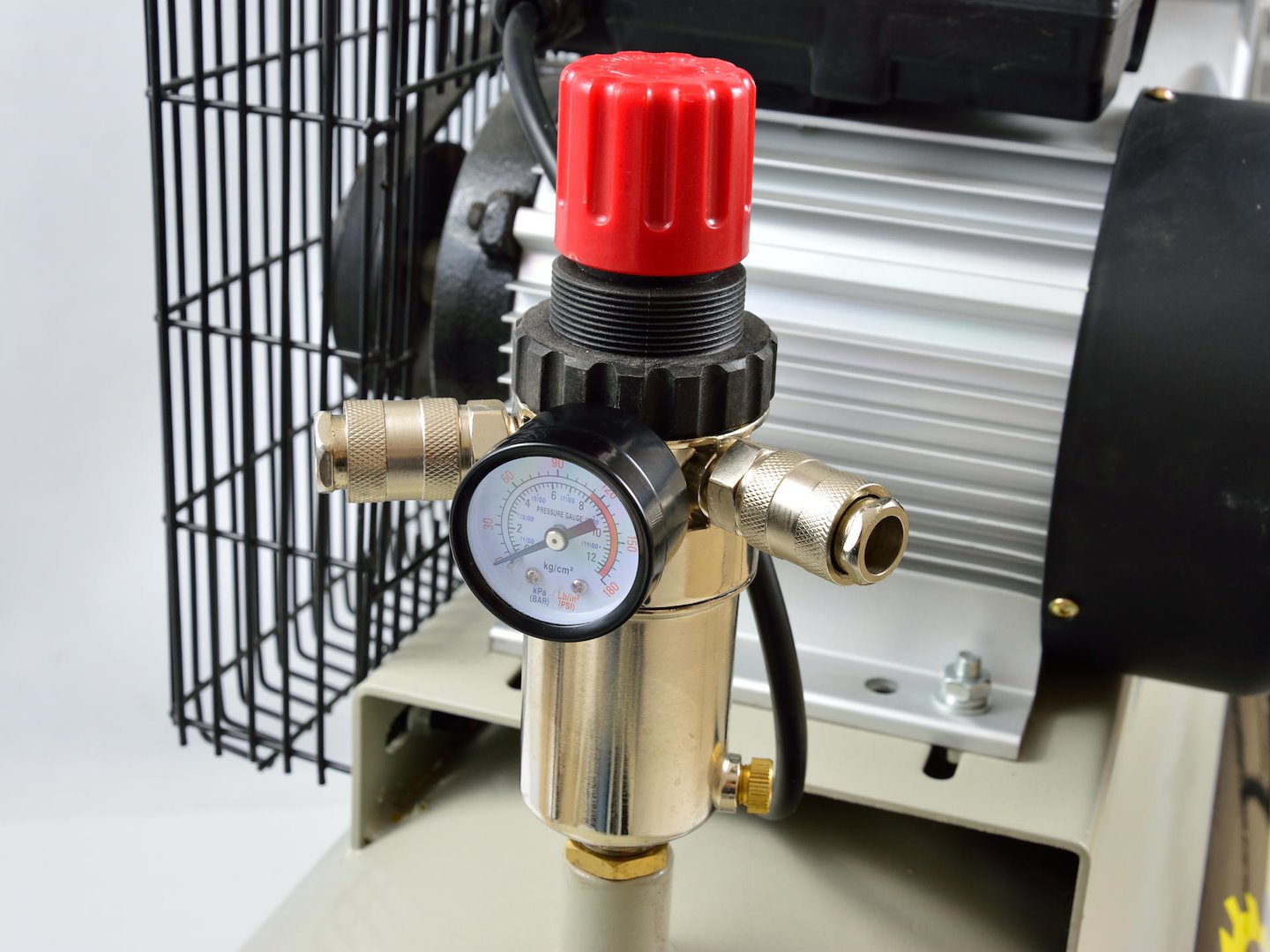 LÉGKOMPRESSZOR 100L 420L/PERC 220V GEKO