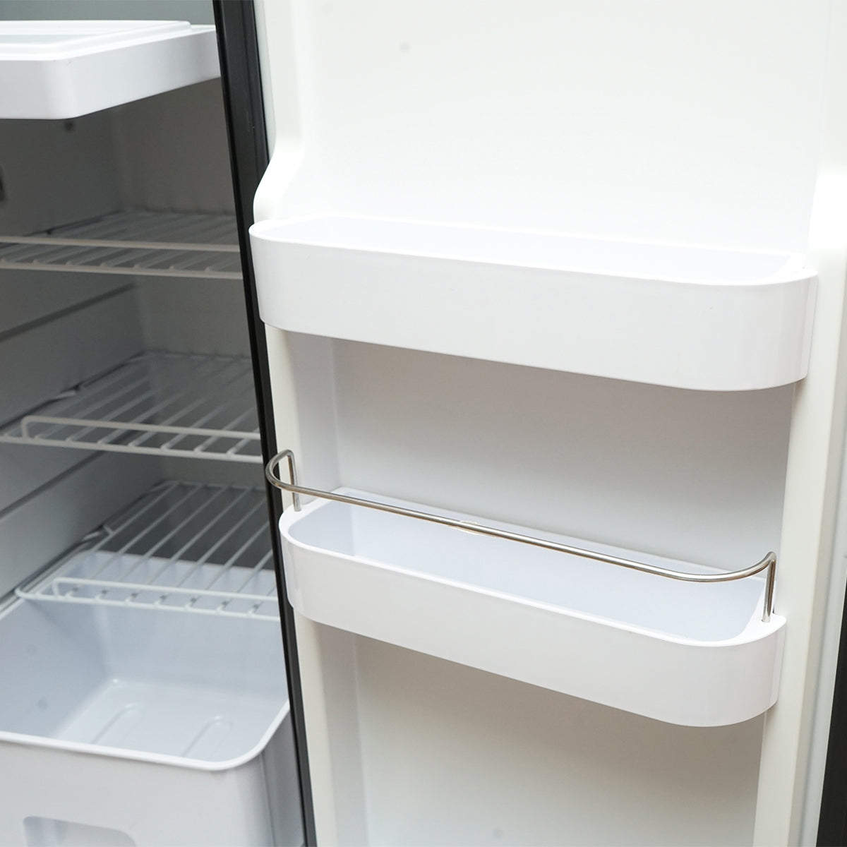 Autós hűtőszekrény kompresszorral, 80W, 92.9L kapacitás, 12–24–220V tápfeszültség, LCD kijelző, 418x504x975 mm, CR90 AUTOSPEED