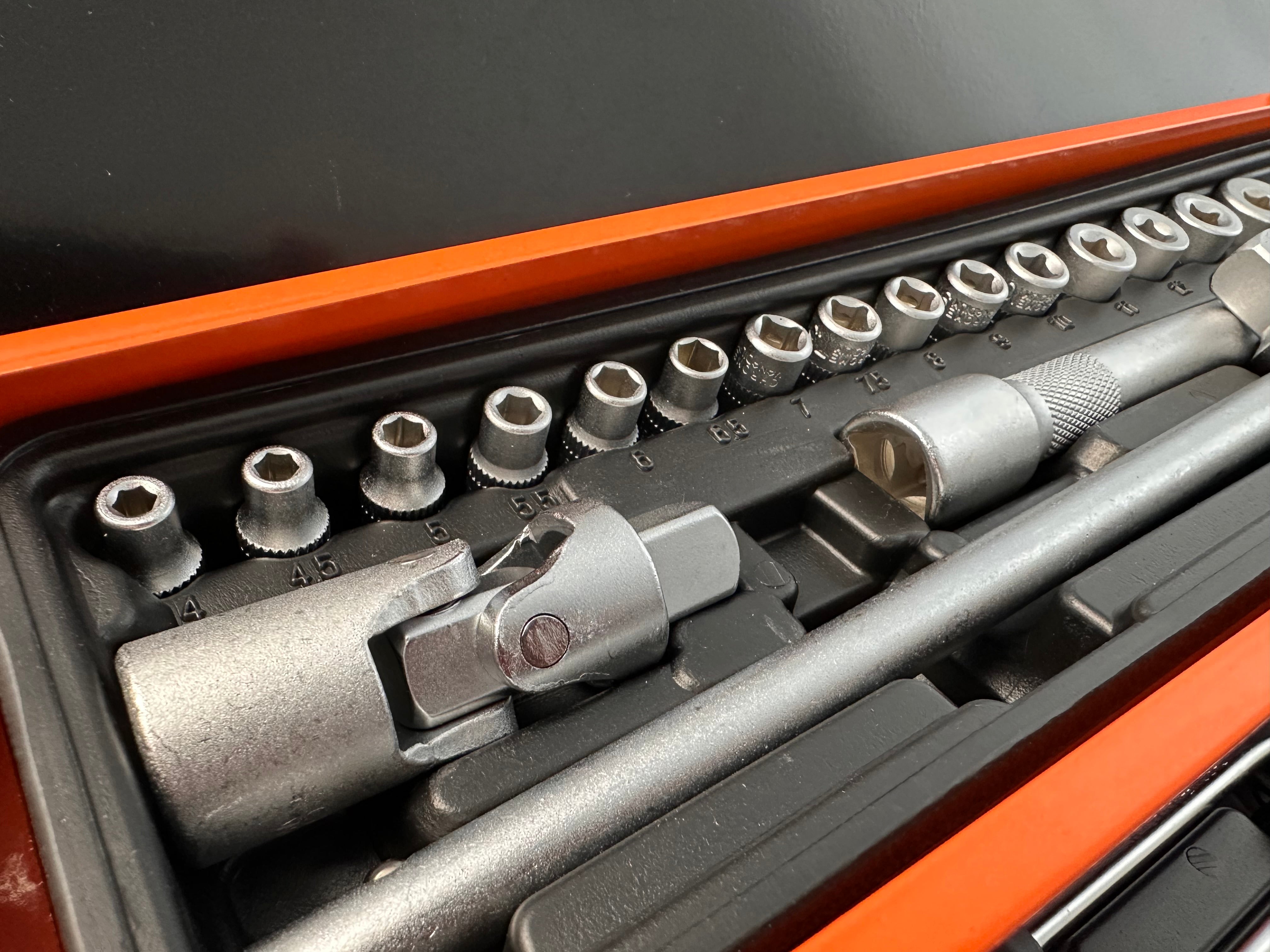 FÉM FELSZERELT SZERSZÁMOS LÁDA 85 DB GEBO TOOLS