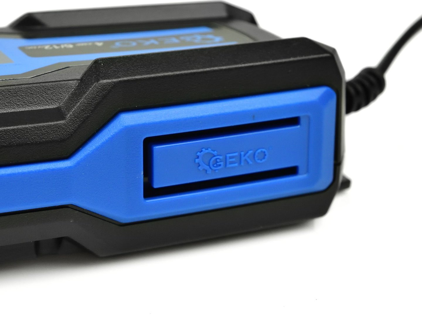 Automata autó akkumulátor töltő LCD kijelzővel 6/12V 4a LCD  4–120 ah akkumulátorokhoz GEKO