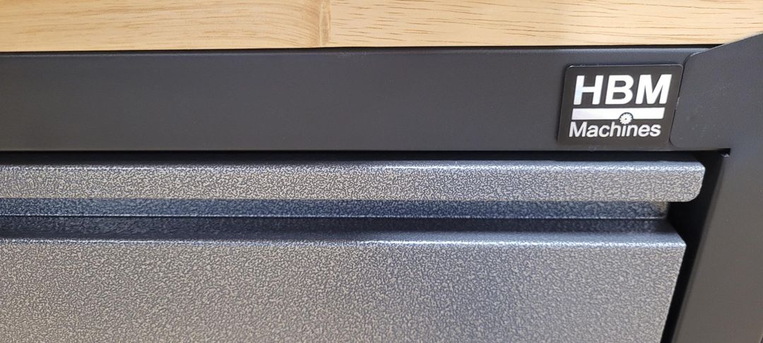 PROFESSZIONÁLIS FÉM MŰHELYBÚTOR KÉSZLET 420CM – 13 DB LED-ES ÉS TÖMÖRFA  MUNKALAPPAL – HBM HOLLANDIA