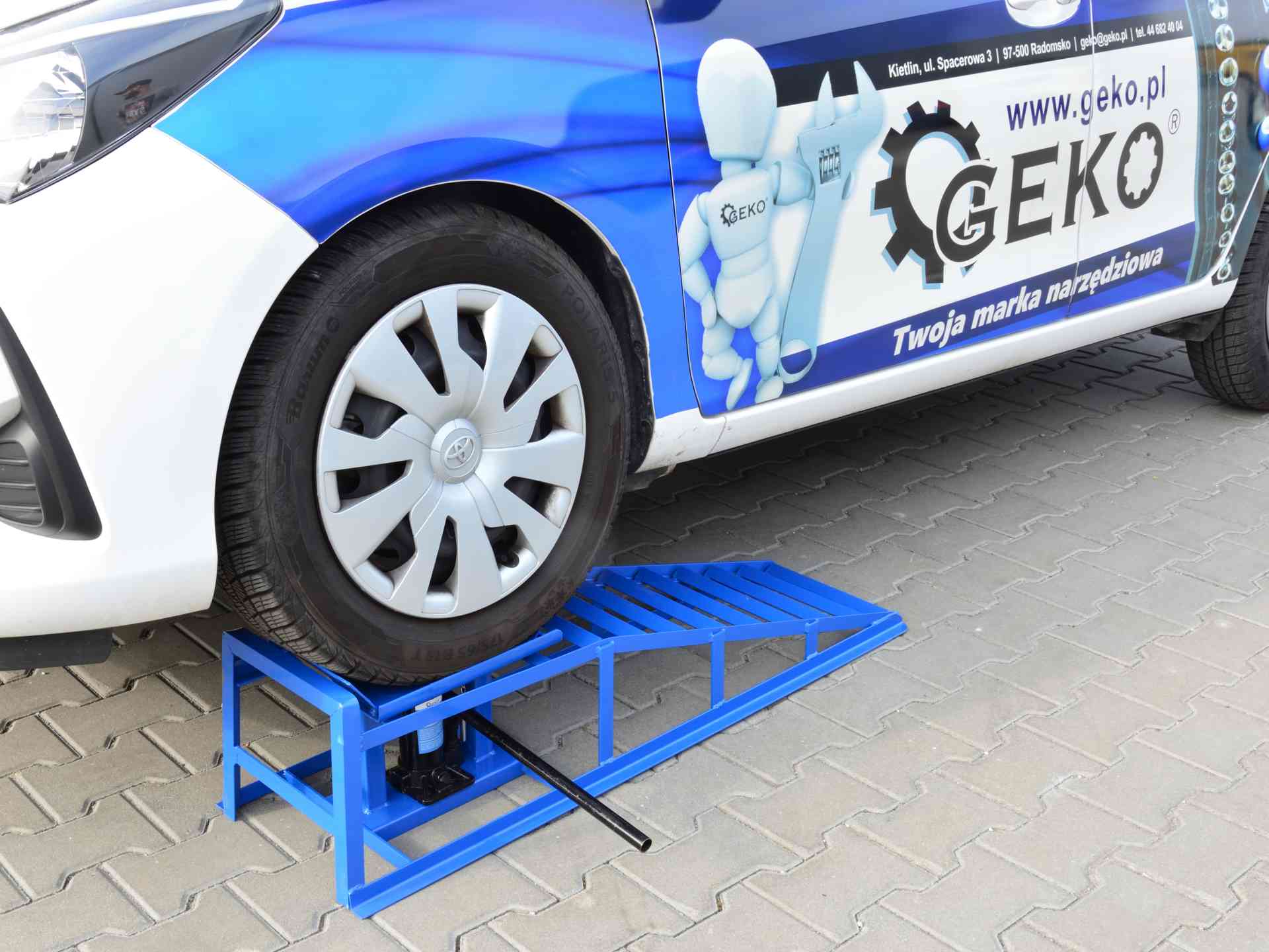 Rámpa hidraulikus emelővel 2 t GEKO