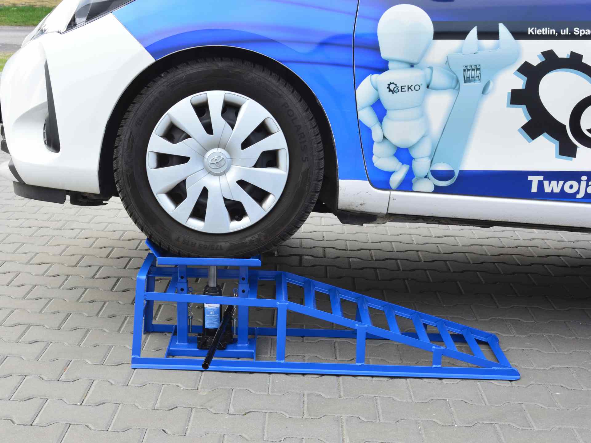 Rámpa hidraulikus emelővel 2 t GEKO